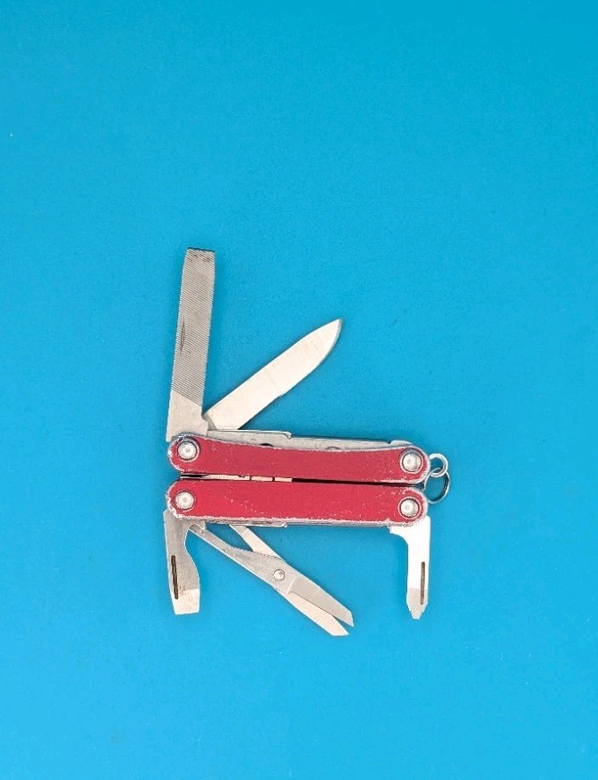 Leatherman SQUIRT PS4 Multi-Tool With Pliers Scissors Knife RED!