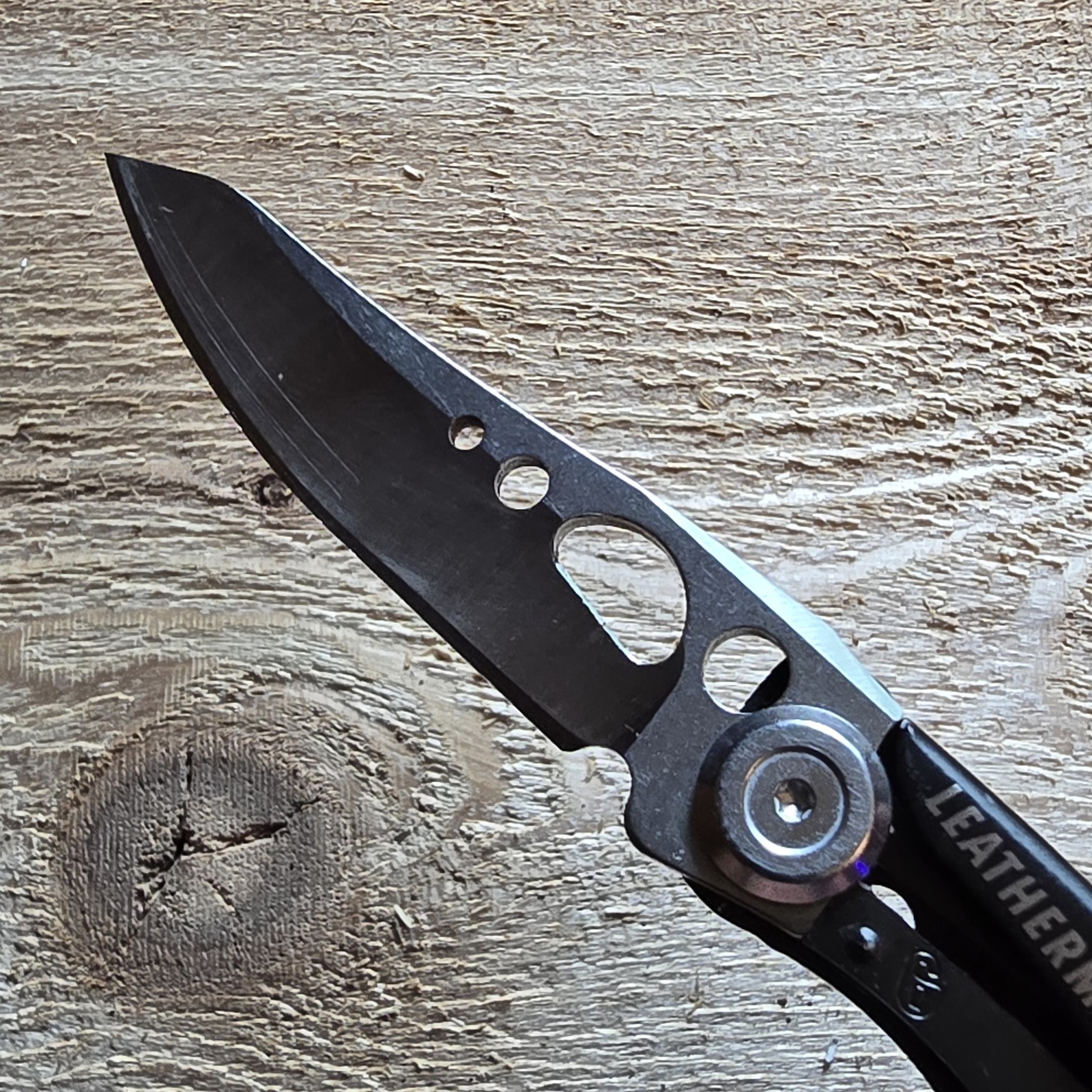LEATHERMAN SKELETOOL KB KNIFE PLAIN EDGE BLADE W/ BOTTLE OPENER