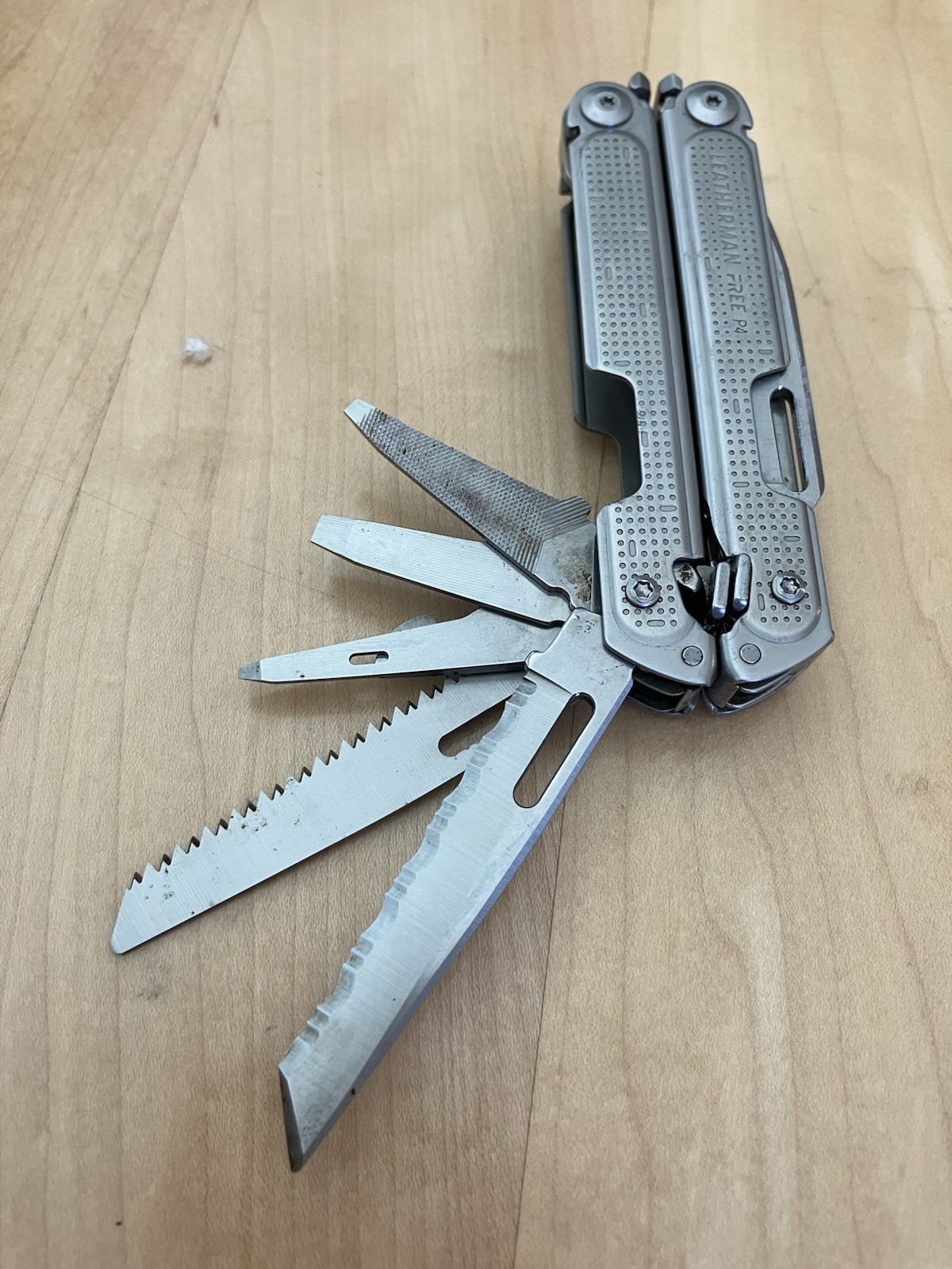 Leatherman Free P4 Stainless Steel Multi-Tool Knife – Rare Discontinued Model