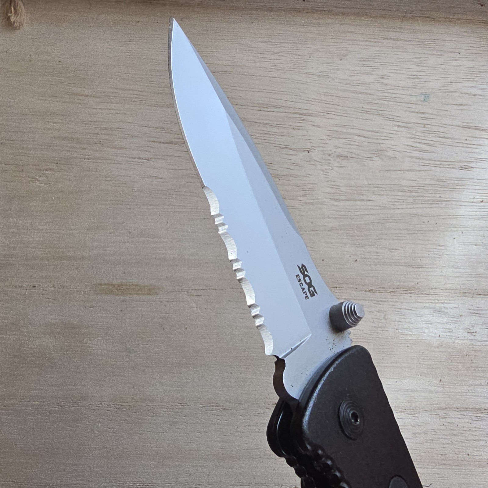 SOG ESCAPE LOCKBACK TACTICAL KNIFE BELT CUTTER GLASS BREAKER