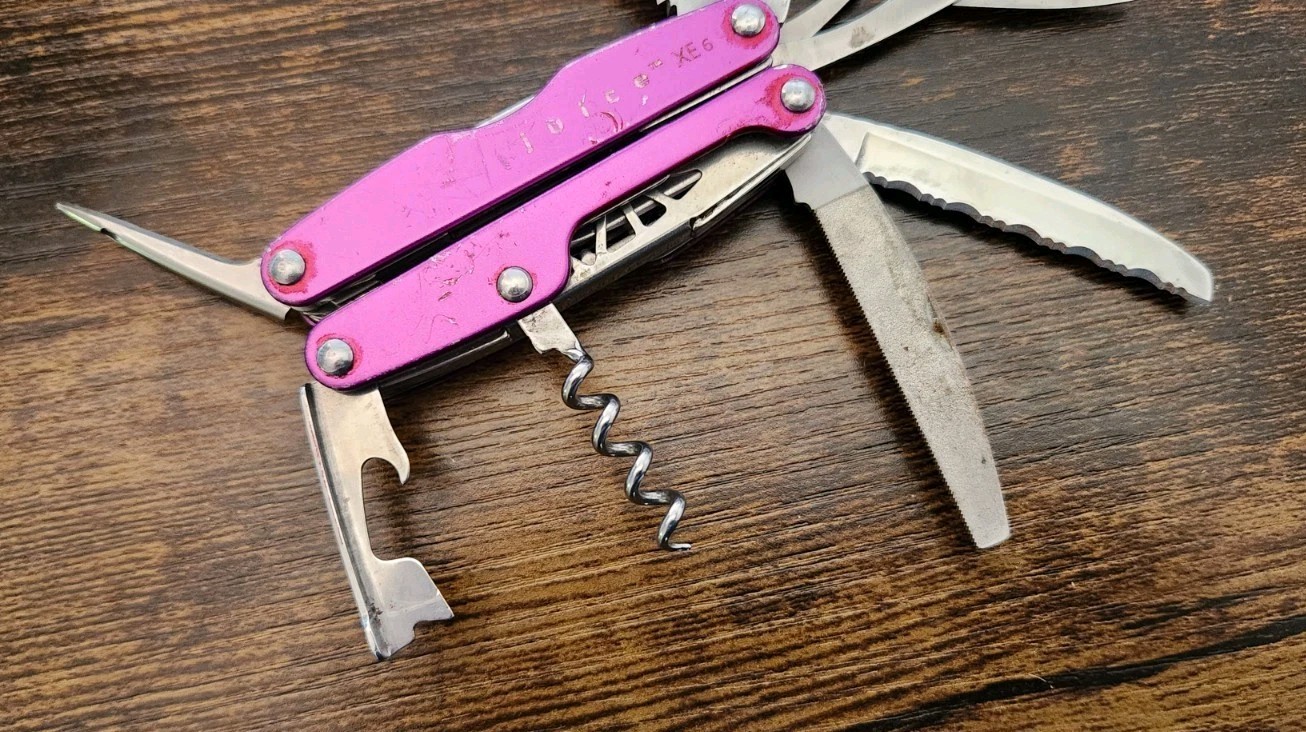 RARE Leatherman Juice XE6 Purple Thunder Pliers Multitool- Great Condition D71
