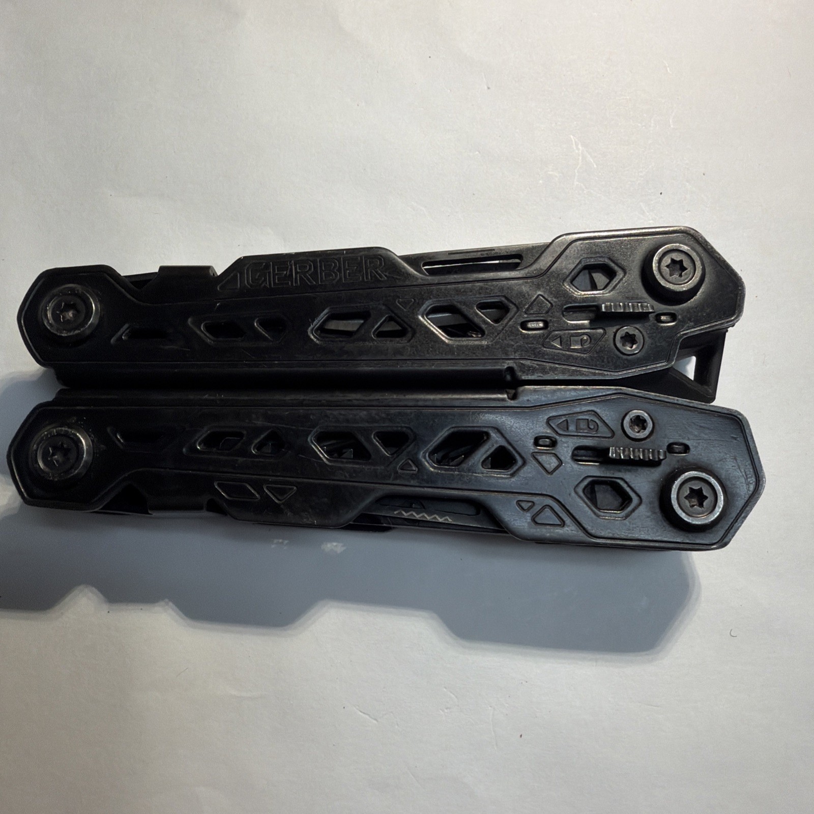 Gerber USA Truss Black Oxide Multi-Tool Pliers Scissors Knife With Belt Pouch.