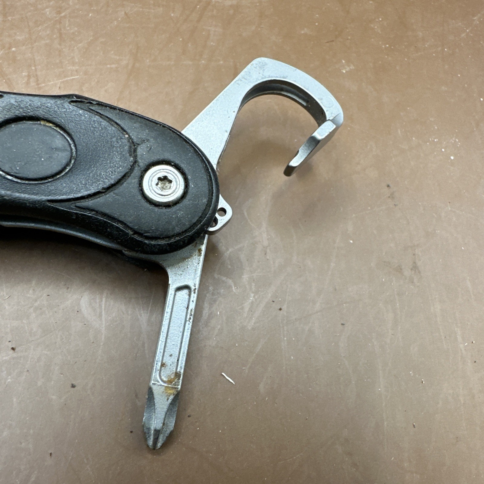 Leatherman C305 Multi-Tool Partially Serrated Knife Screwdrivers Carabiner Clip