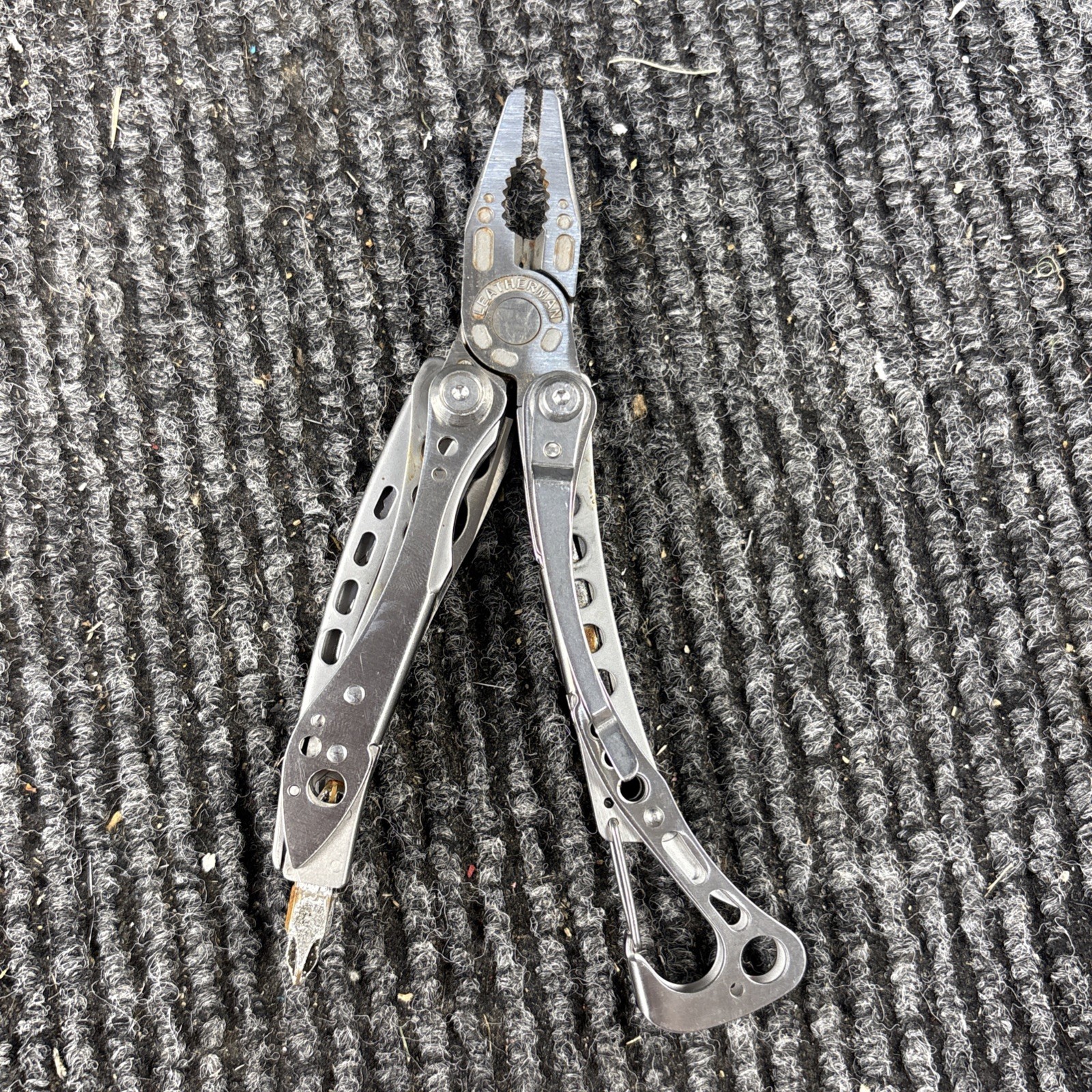 LEATHERMAN Skeletool Multi Tool – Combo Edge Blade Knife Pliers Carabiner (075)