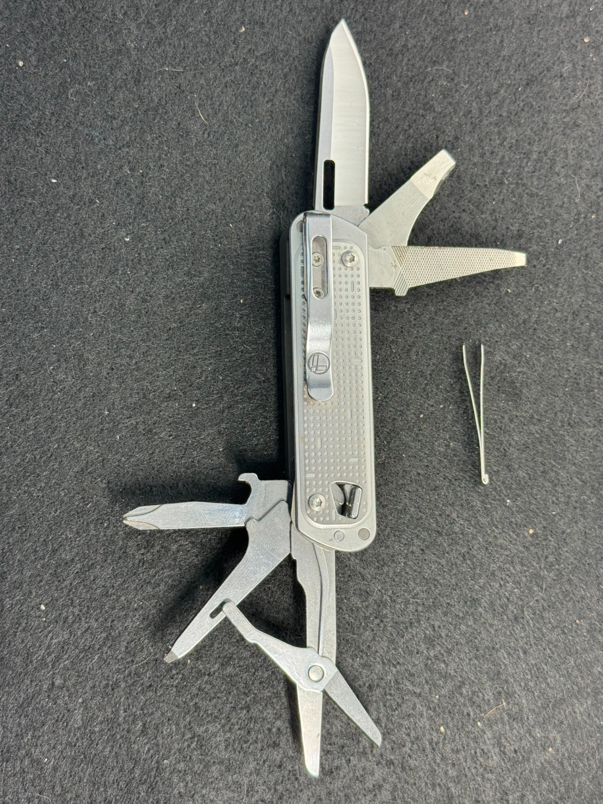 Leatherman Free T4 Multitool Silver Multi Tool Pocket Knife Camping Hunting