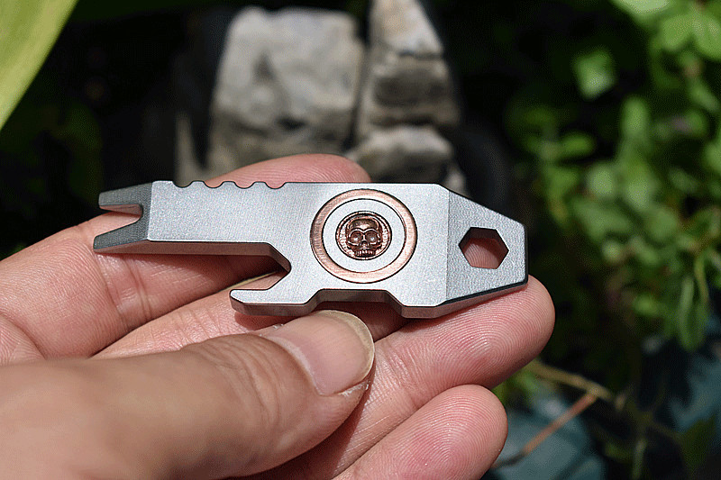 1PC EDC Titanium Inlaid Skull Multi Tools Pry Bar Crowbar Wrench Opener Keychain