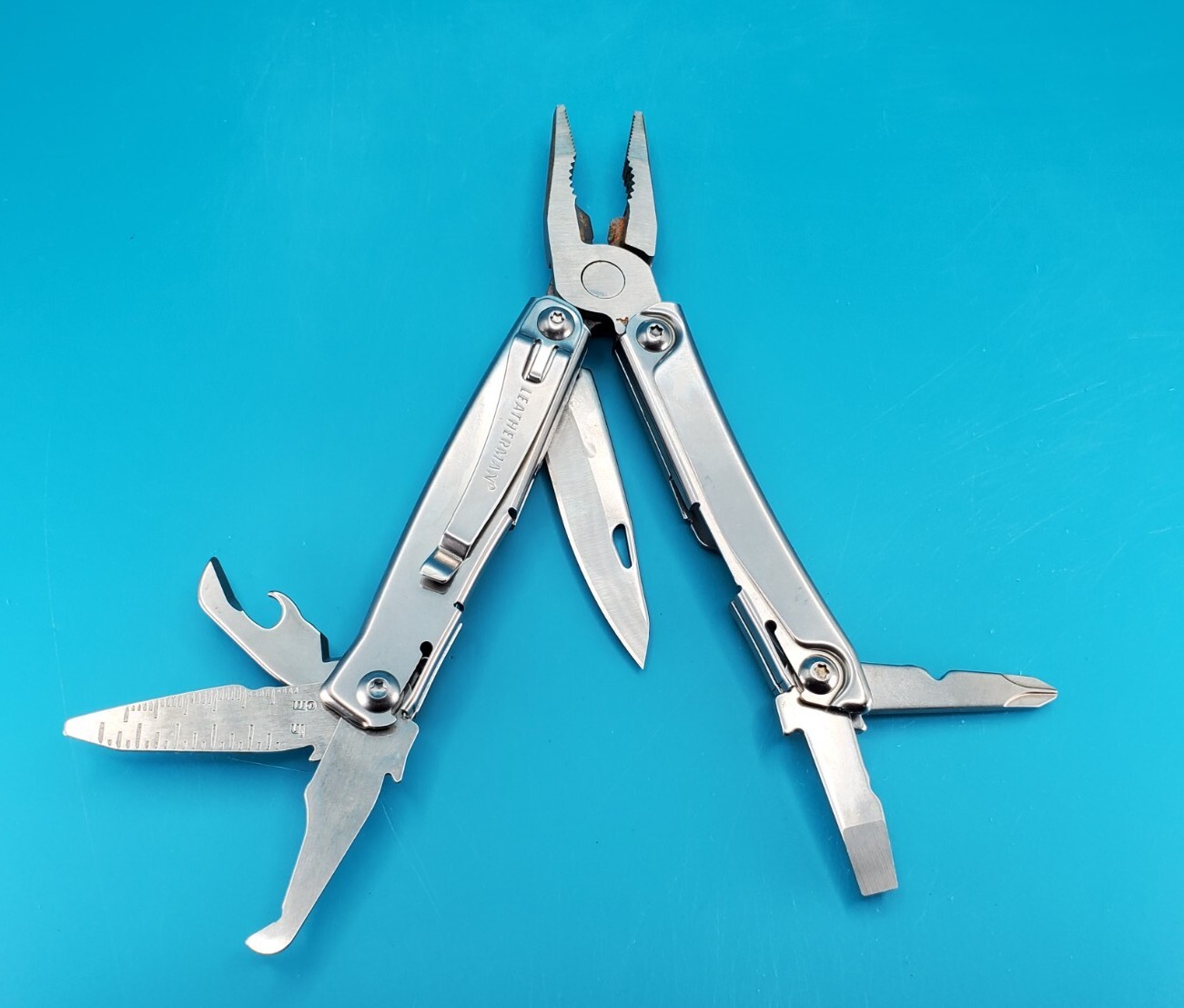 Leatherman Rev 3.8″ Multi-Tool, Stainless! *SOME RUST ON ITEM*