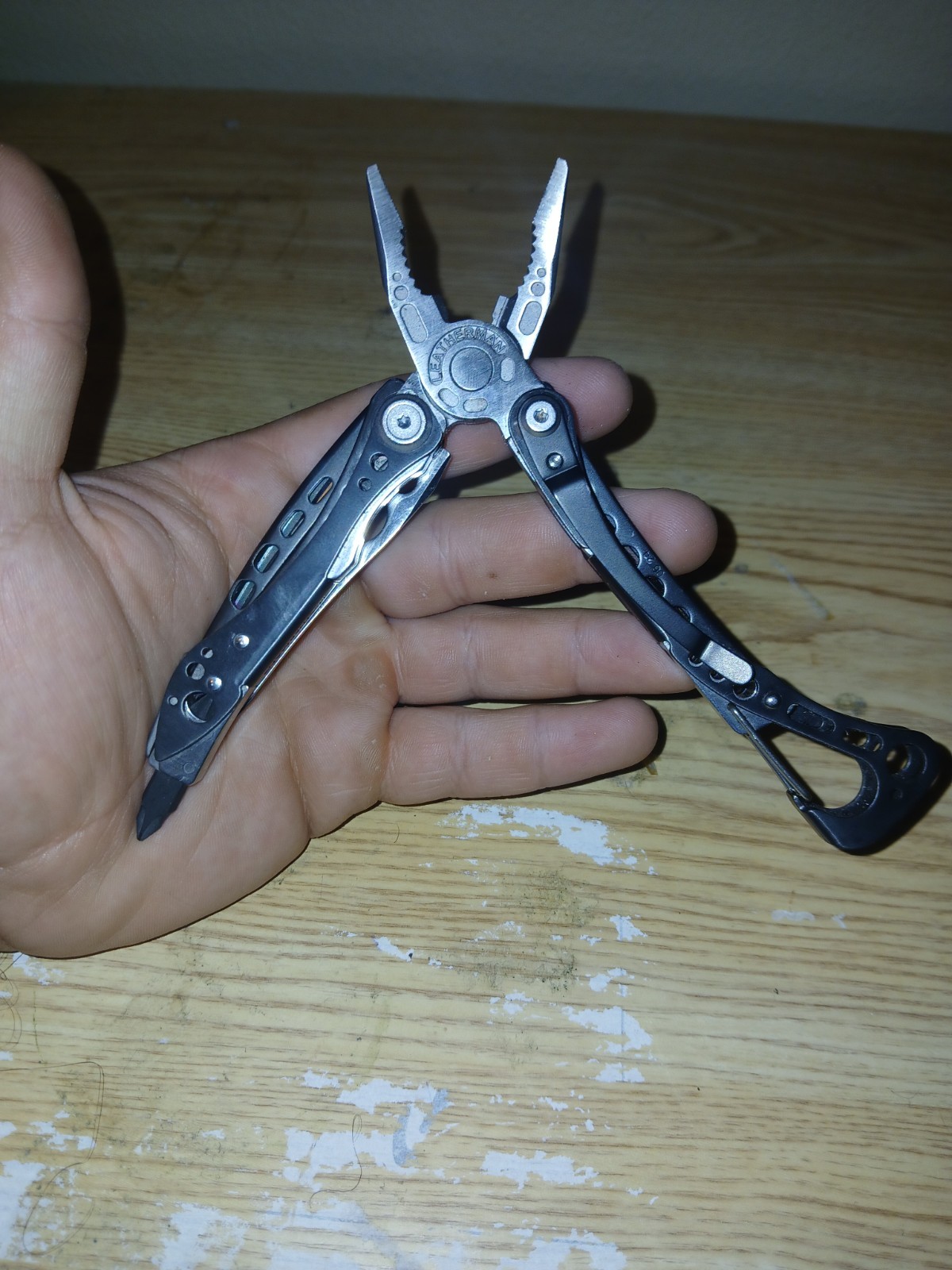 Leatherman Skeletool CX Multi-Tool Pliers Knife Bit Driver – Carbon Fiber