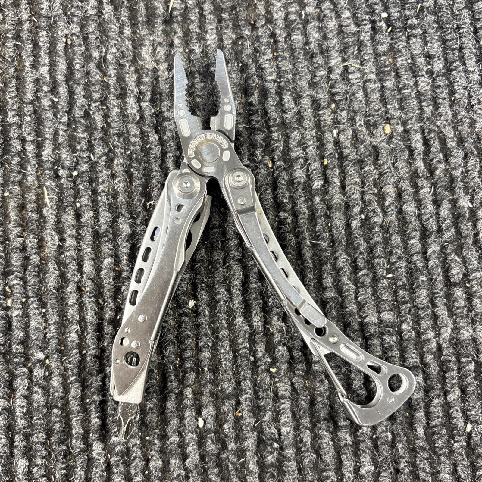 LEATHERMAN Skeletool Multi Tool – Combo Edge Blade Knife Pliers Carabiner (066)