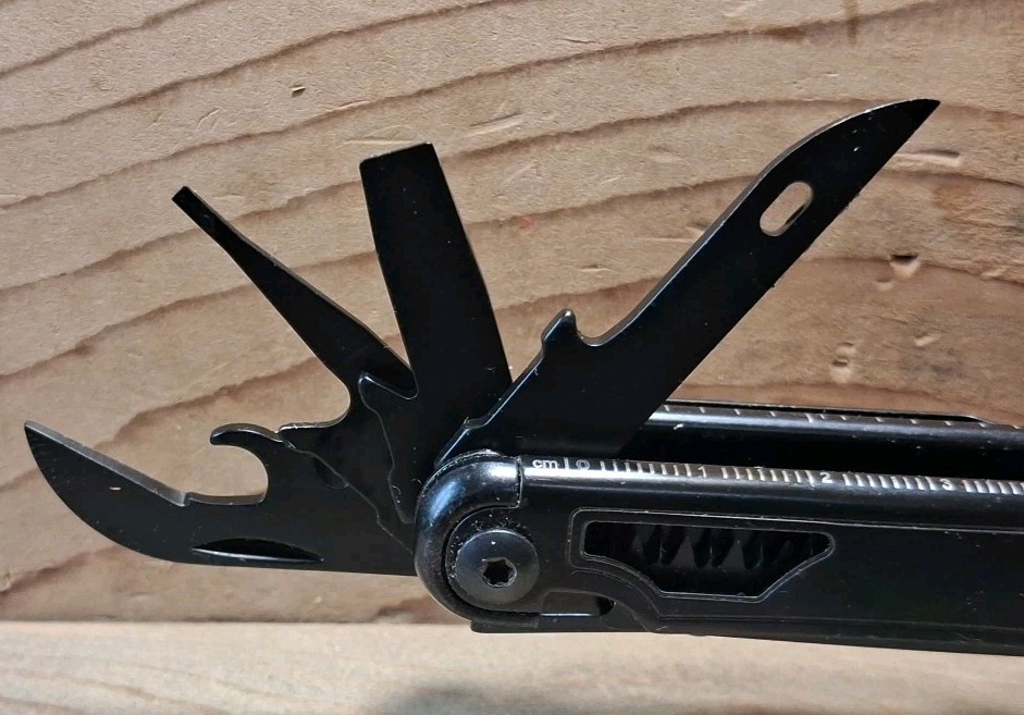 BLACK MOSSY OAK 19-in-1 STAINLESS STEEL MULTI-TOOL WITH SHEATH GREAT CONDITION