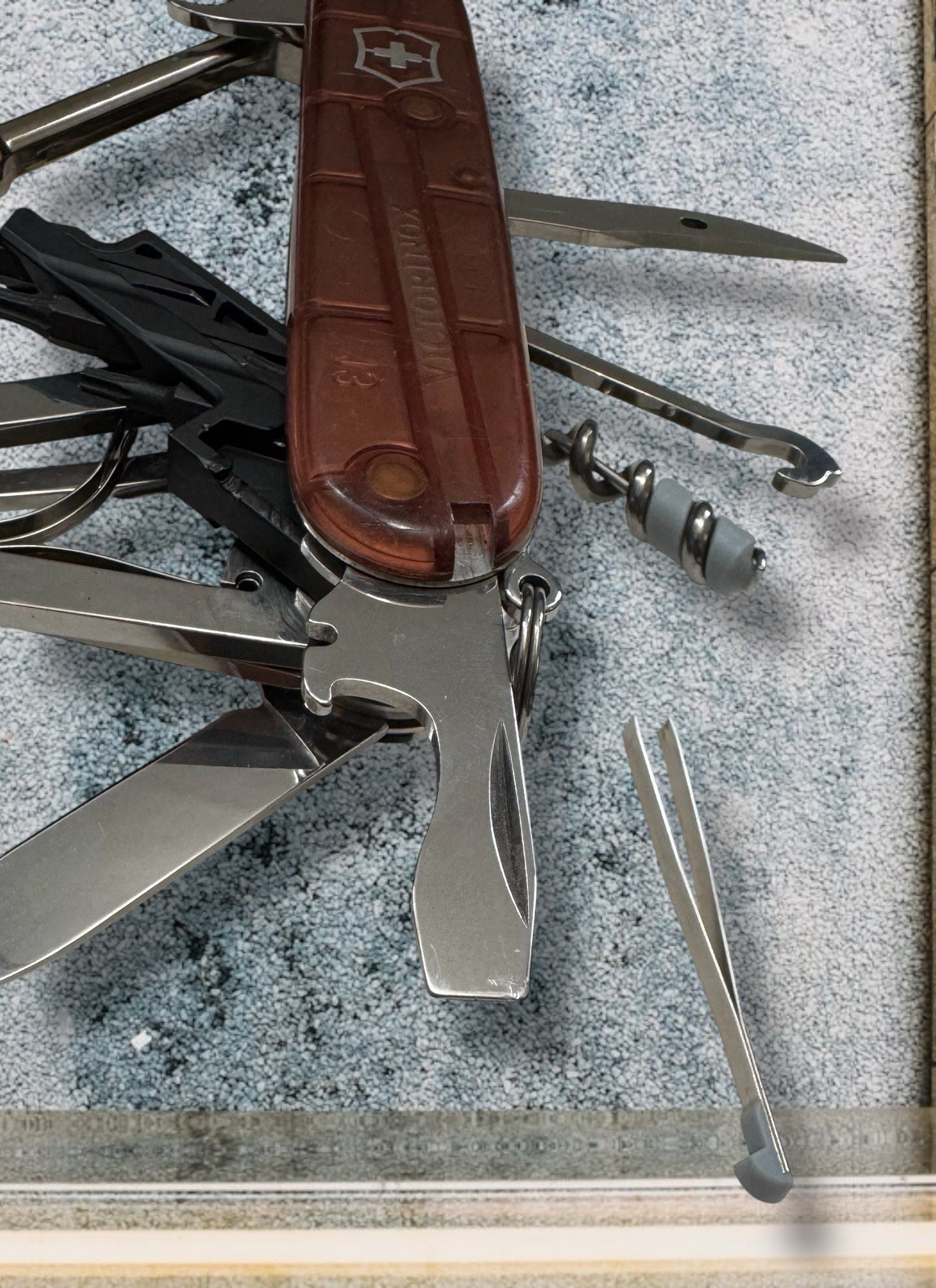 VICTORINOX SWITZERLAND OFFICIER SUISSE Stainless Rostfrei 16-Function Multi-Tool