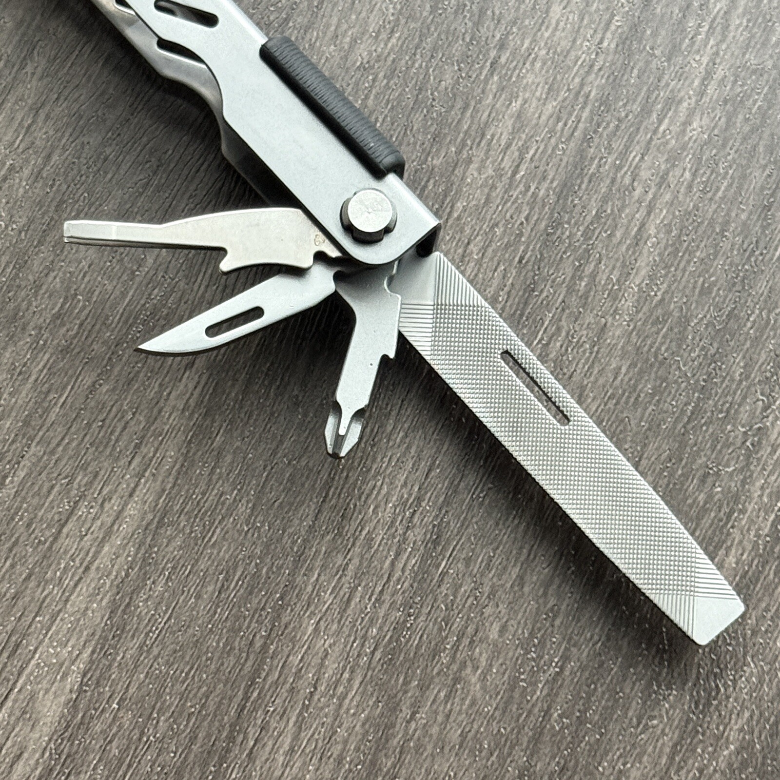 Gerber Fisherman Compact Multi Plier MP400 w/Tweezers & Extra Long Pliers
