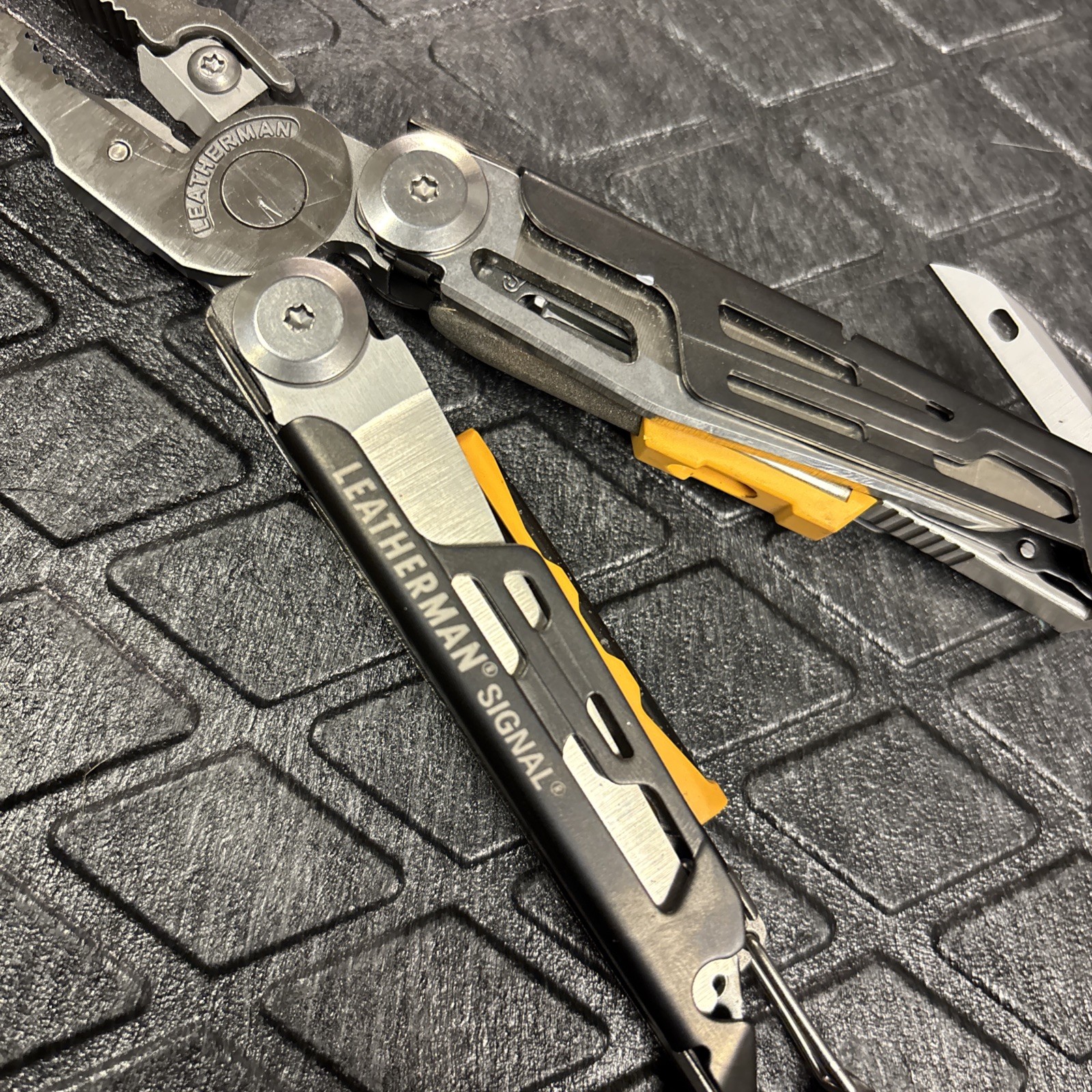 LEATHERMAN Signal Multi-Tool! Excellent!