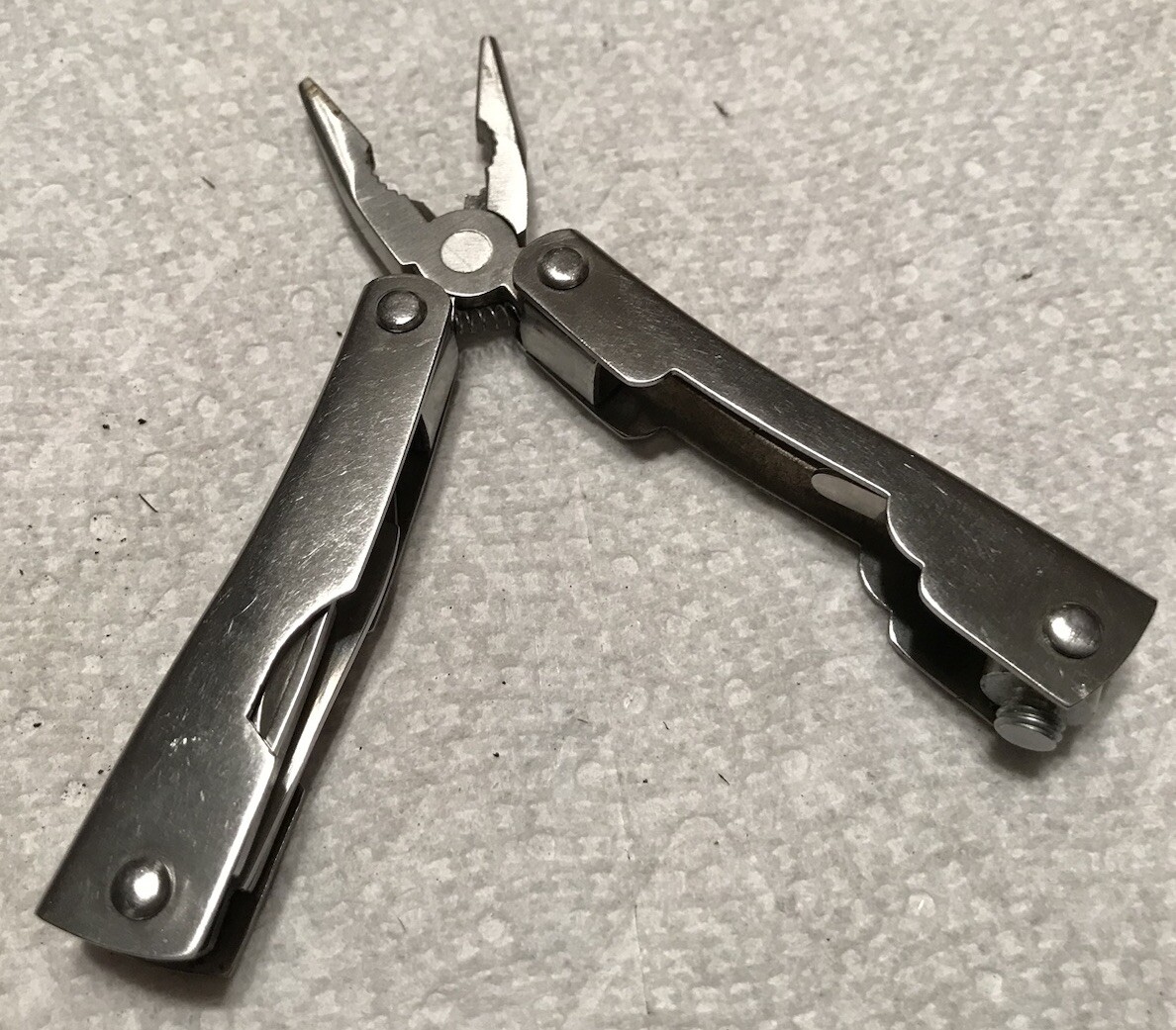 Unbranded Stainless Multi-purpose Tool Kit. 5-tool, Spring Loaded