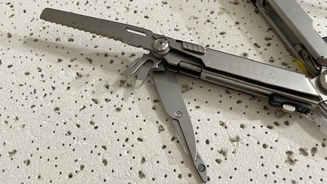 GERBER Flik Stainless Steel Silver MULTI-PLIER Multi Tool Pliers,Knife,Scissors-
