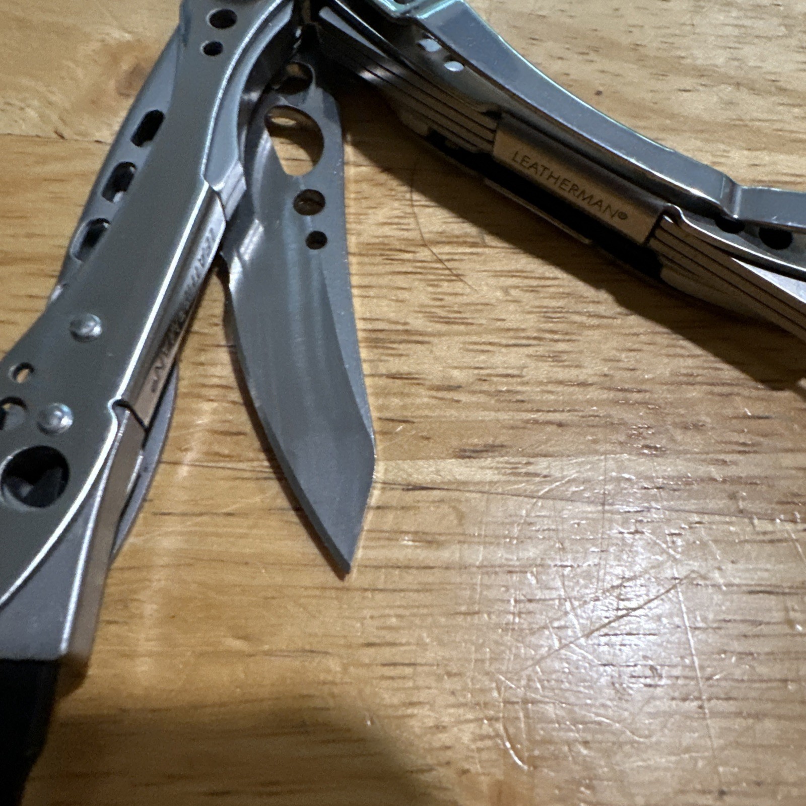 LEATHERMAN Skeletool Multi Tool – Combo Edge Blade Knife Pliers Carabiner Great