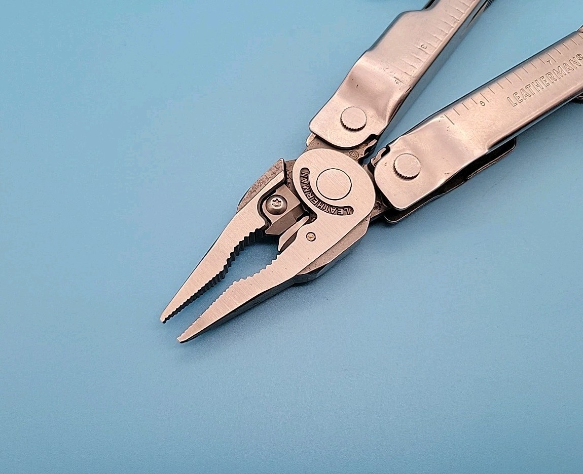 Leatherman Super Tool 300 Multi Tool – Pliers, Screwdrivers, Saw, Knife, File
