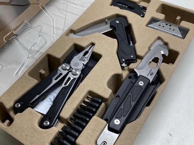 Mossy Oak 18-in-1 Stainless Steel Multi-Tool & Folding Knives Set T2412Q8-03