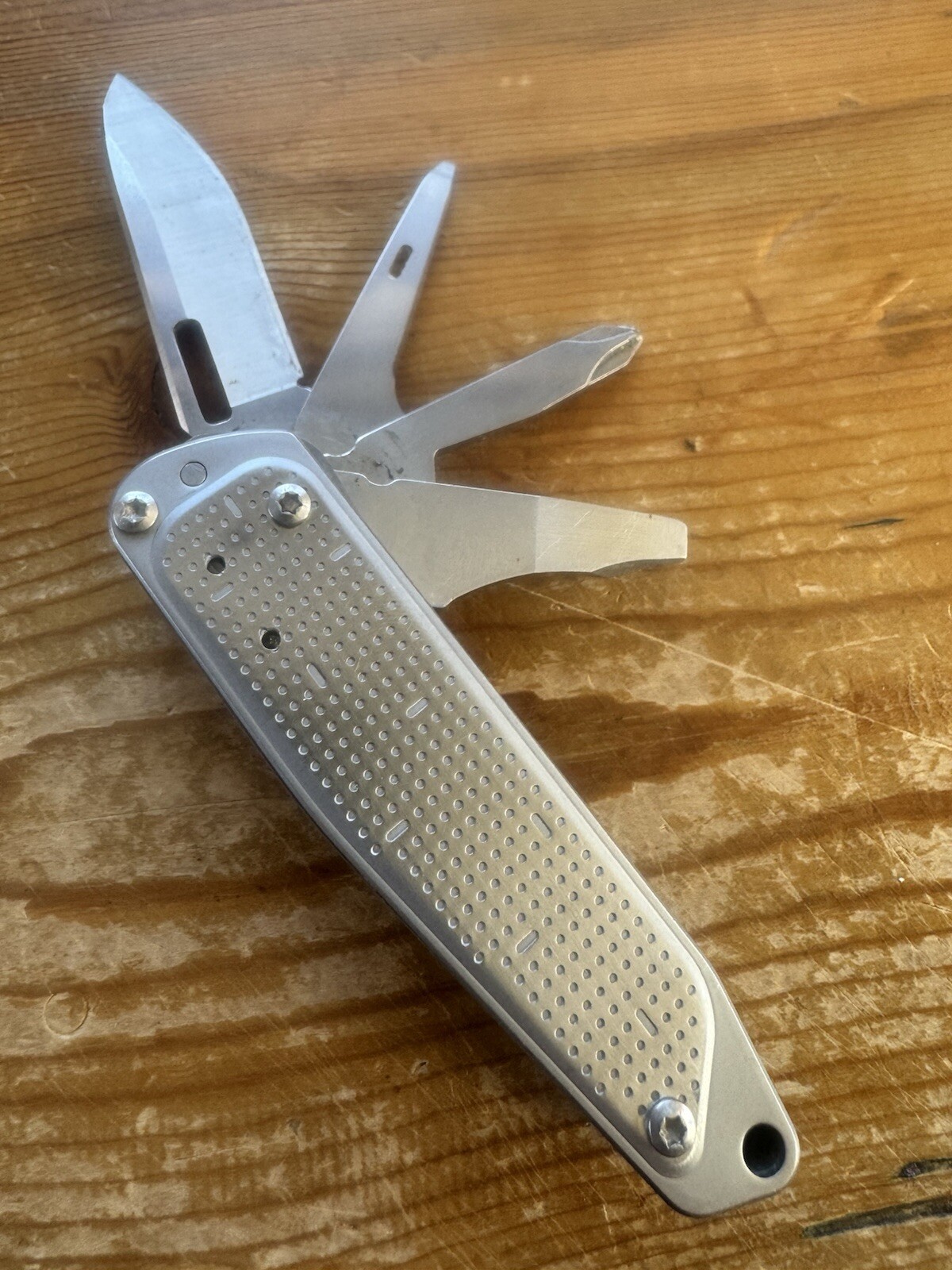 Leatherman FREE T2 Pocket Knife 4 Multi-tool!
