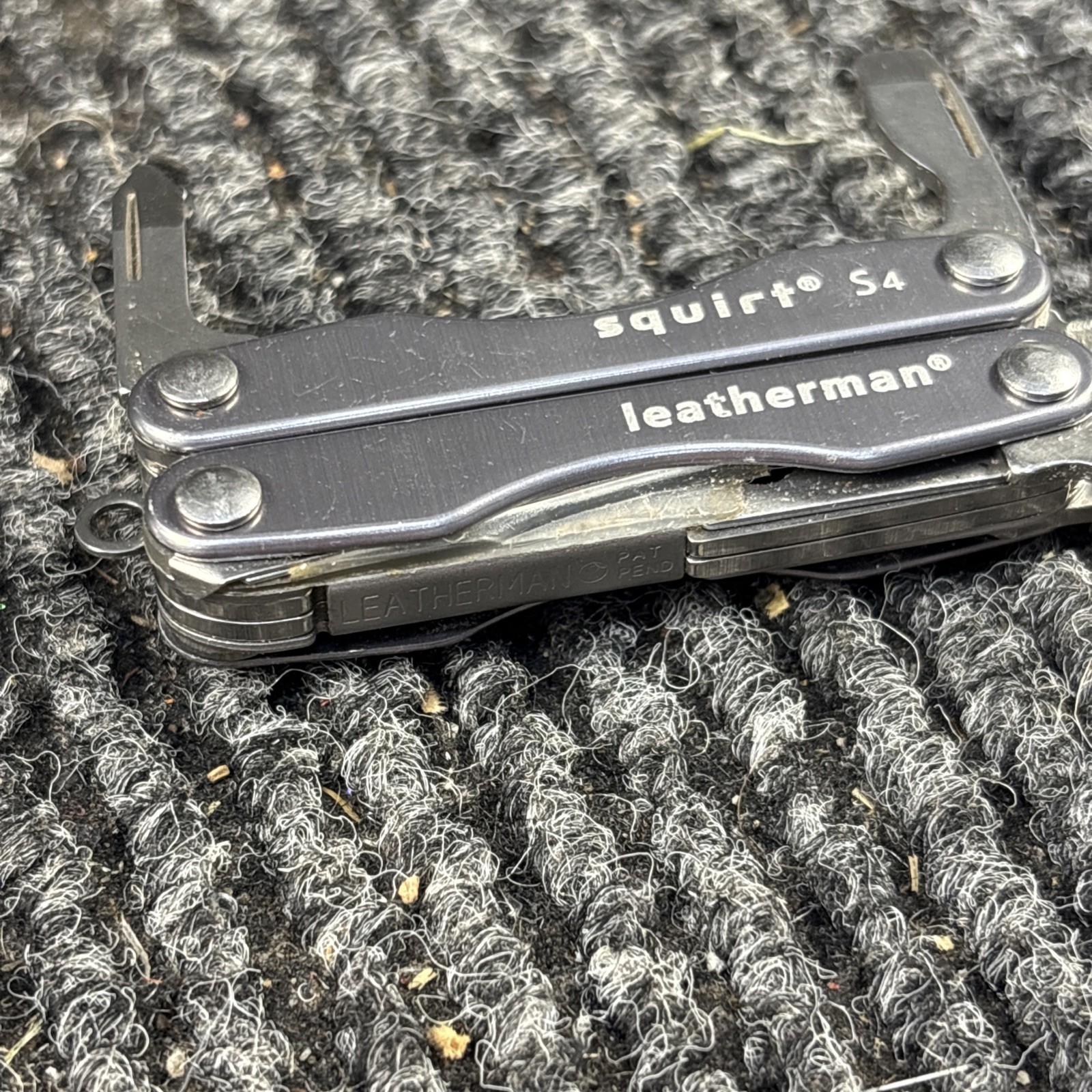Leatherman Squirt S4 Stainless Steel Multitool – Gray (450)