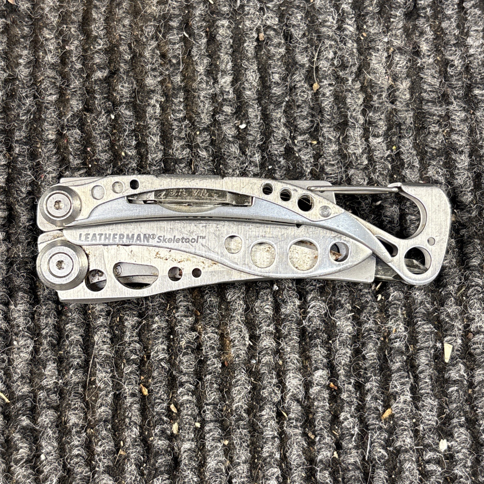 LEATHERMAN Skeletool Multi Tool – Combo Edge Blade Knife Pliers Carabiner (072)