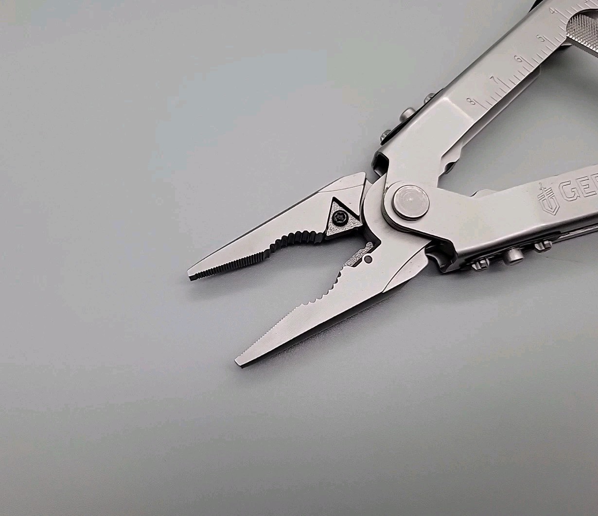 Gerber MP600 Multiplier Multi-Tool /w REMGRIT – Carbide Cutter Pliers