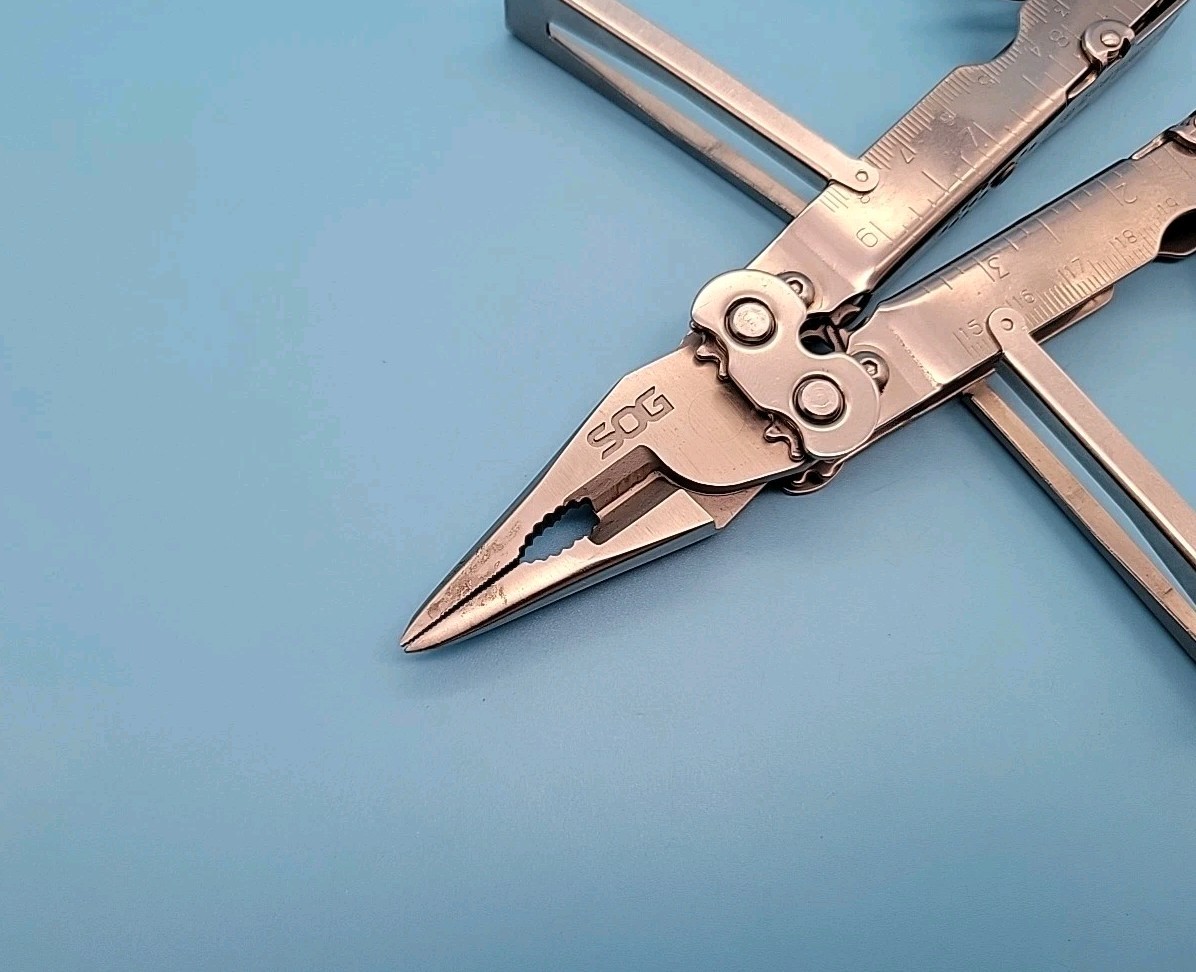 SOG PowerLock Multi-Tool – Silver – Screwdrivers, Pliers, Saw, Knife, Scissors