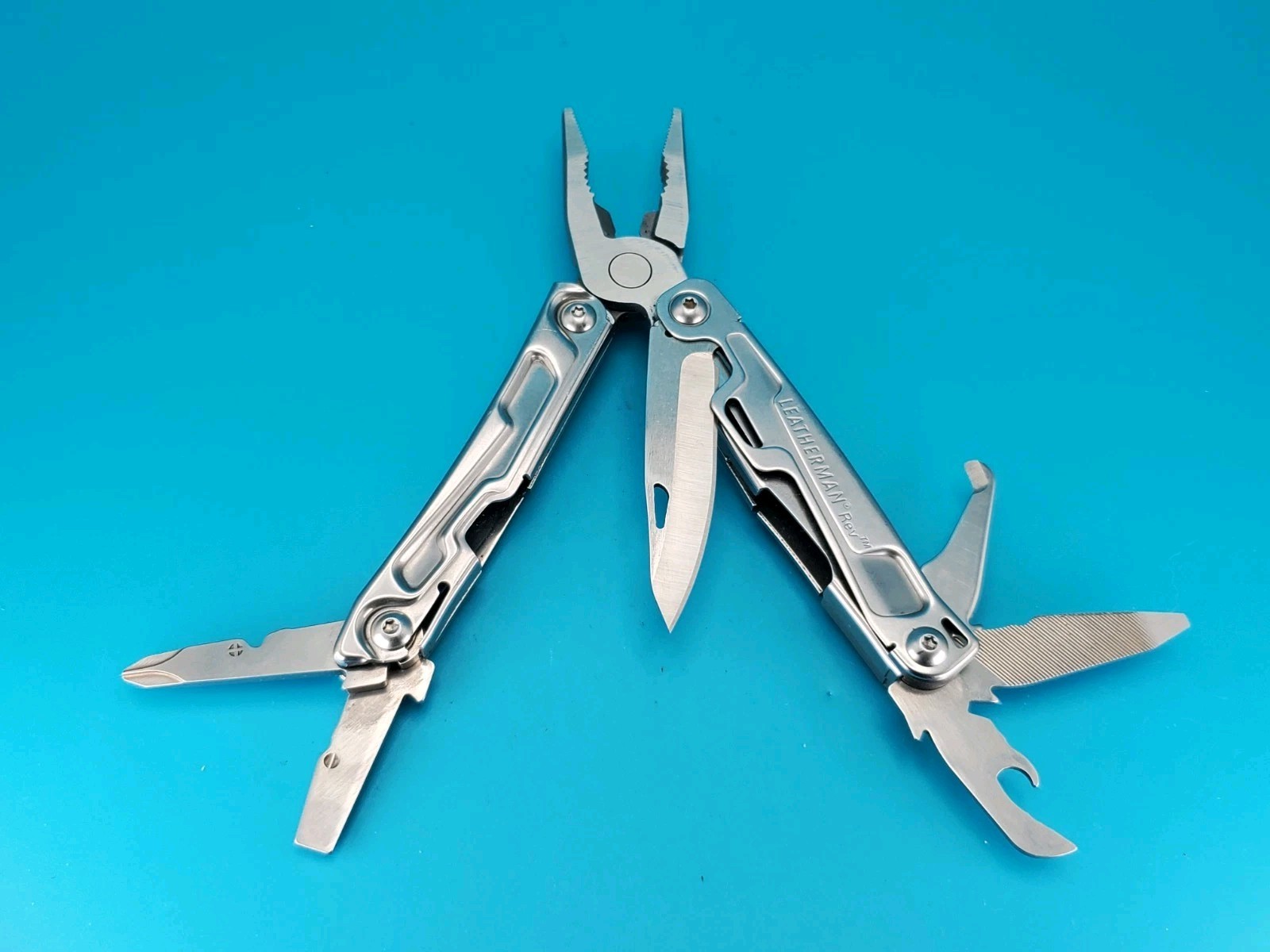 Leatherman Rev 3.8″ Multi-Tool, Stainless! *LOCAL 32*