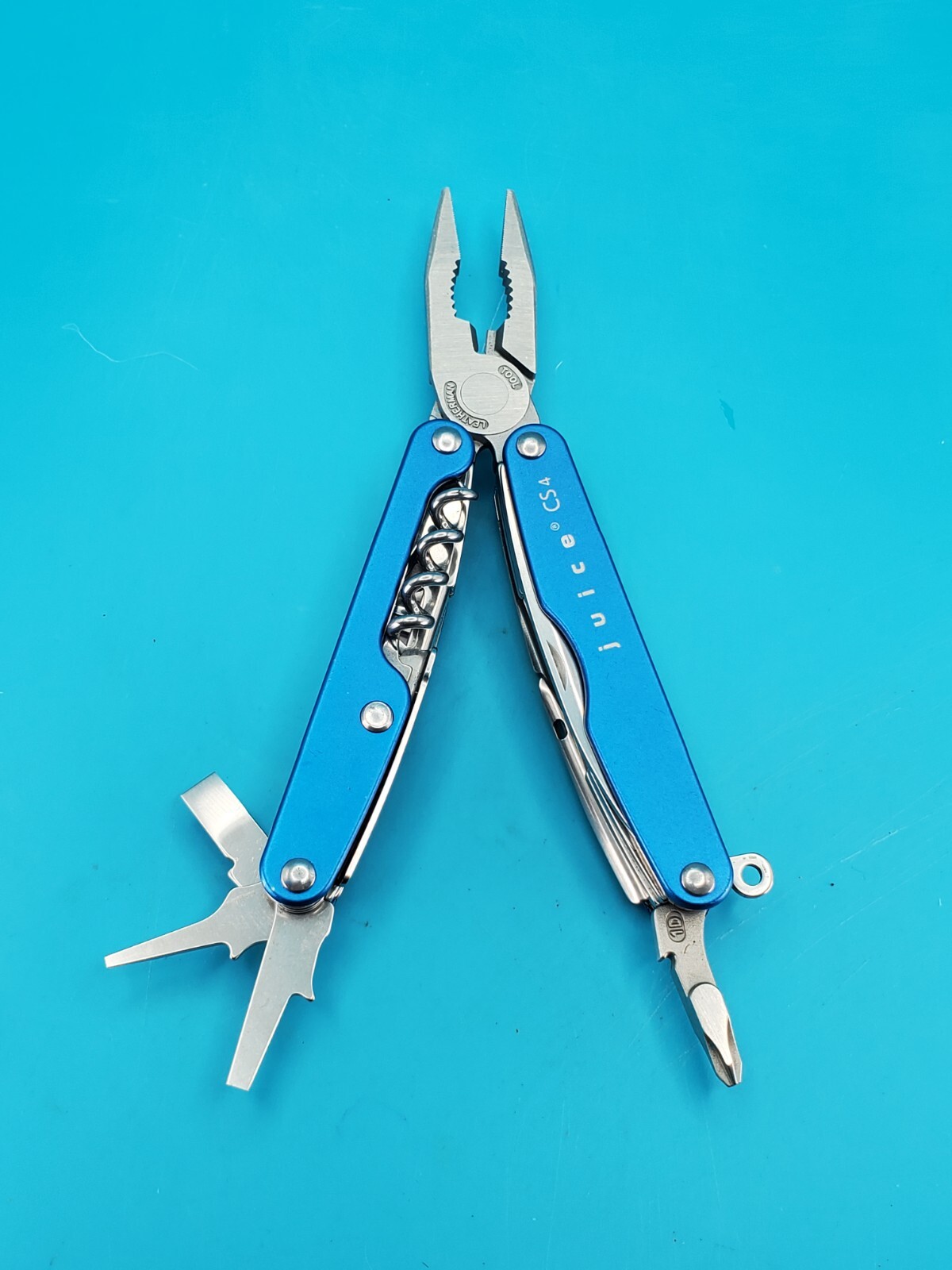 Leatherman Juice CS4 Glacier Blue Multi Tool! Retired! NICE! WITH LEATHER SHEATH