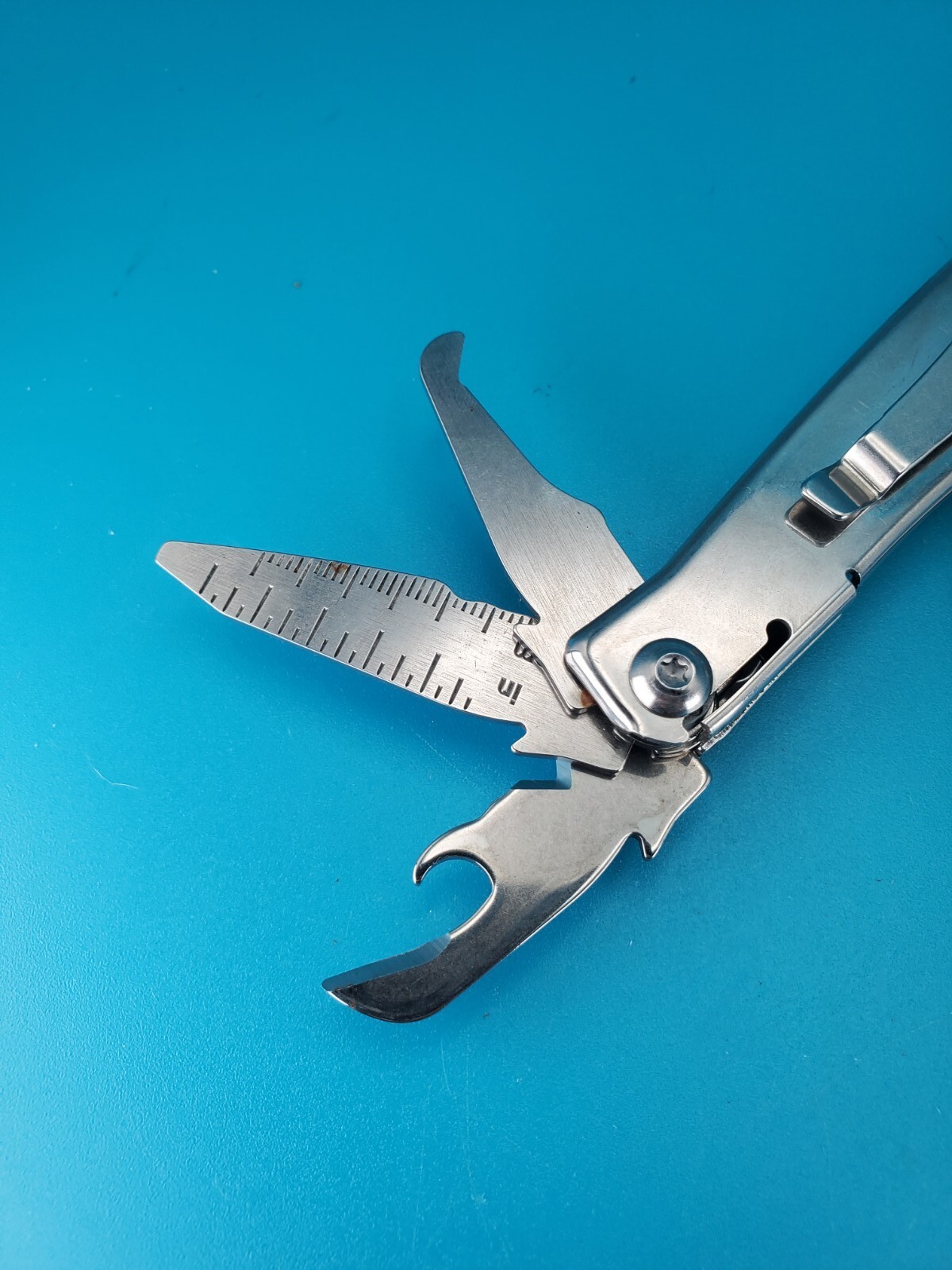 Leatherman Rev 3.8″ Multi-Tool, Stainless! *RUST ON ITEM*