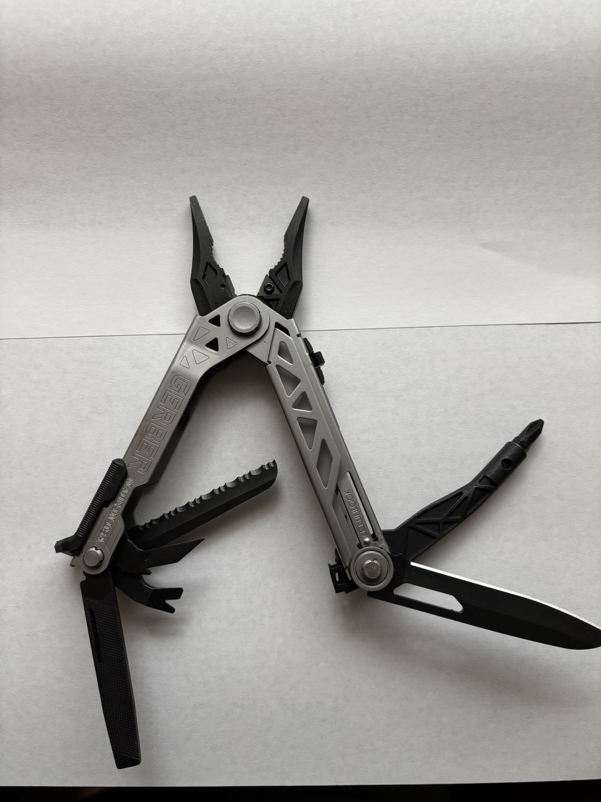 Gerber Center-Drive Multi-Tool Silver-Black with Sheath