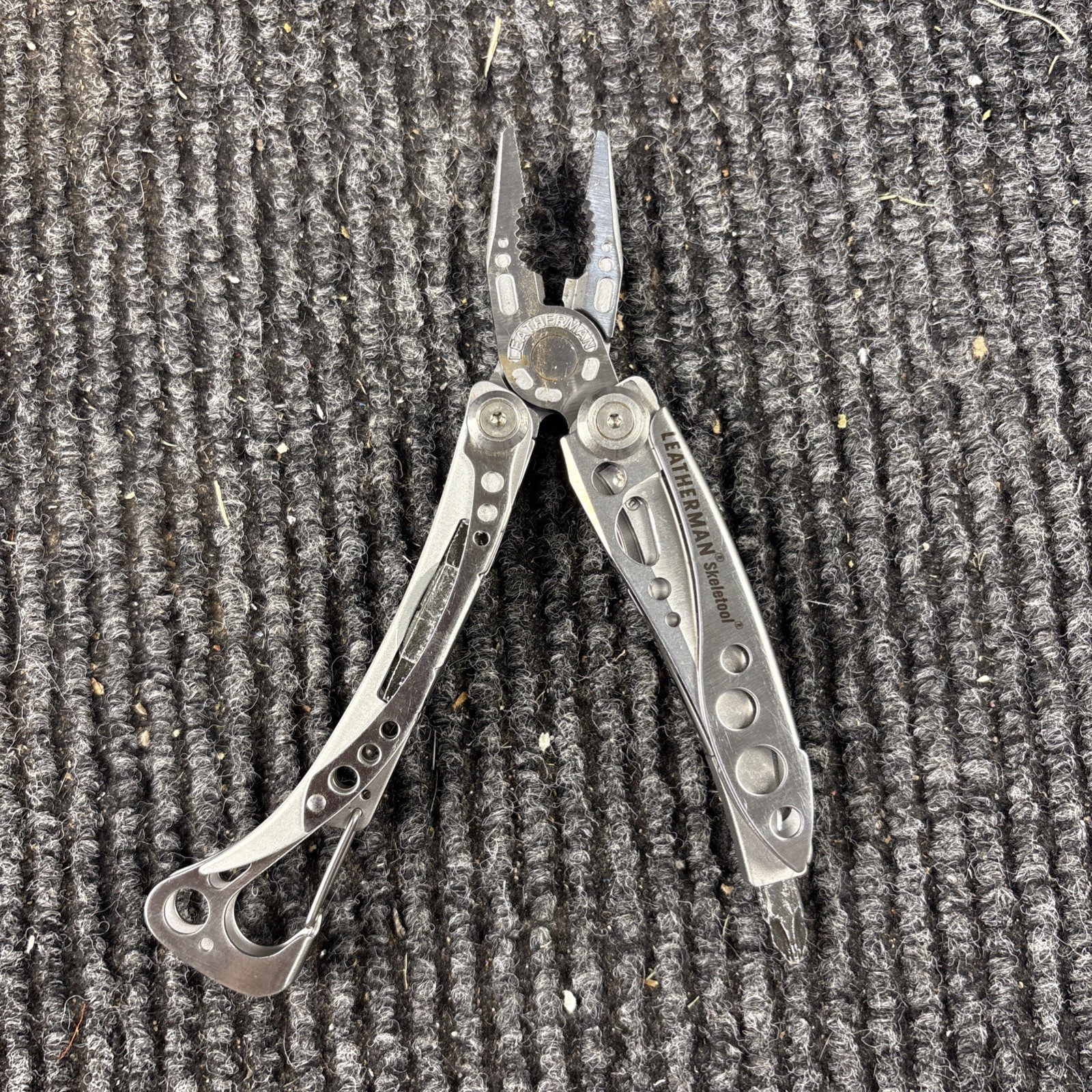 LEATHERMAN Skeletool Multi Tool – Combo Edge Blade Knife Pliers Carabiner (066)