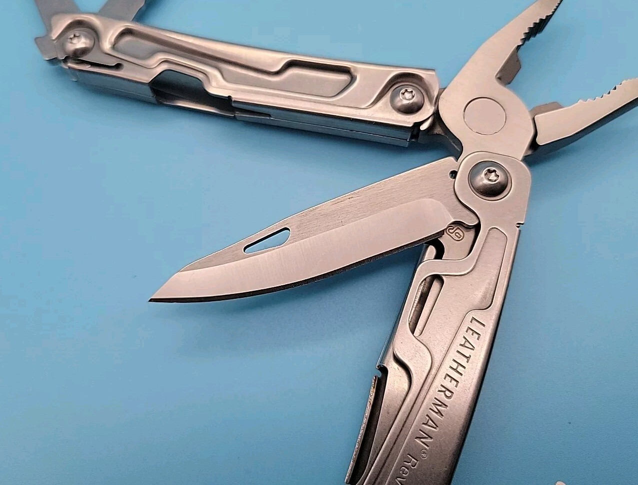 Leatherman Rev Multi-Tool – Pliers, Knife, Screwdrivers, Can Opener, File