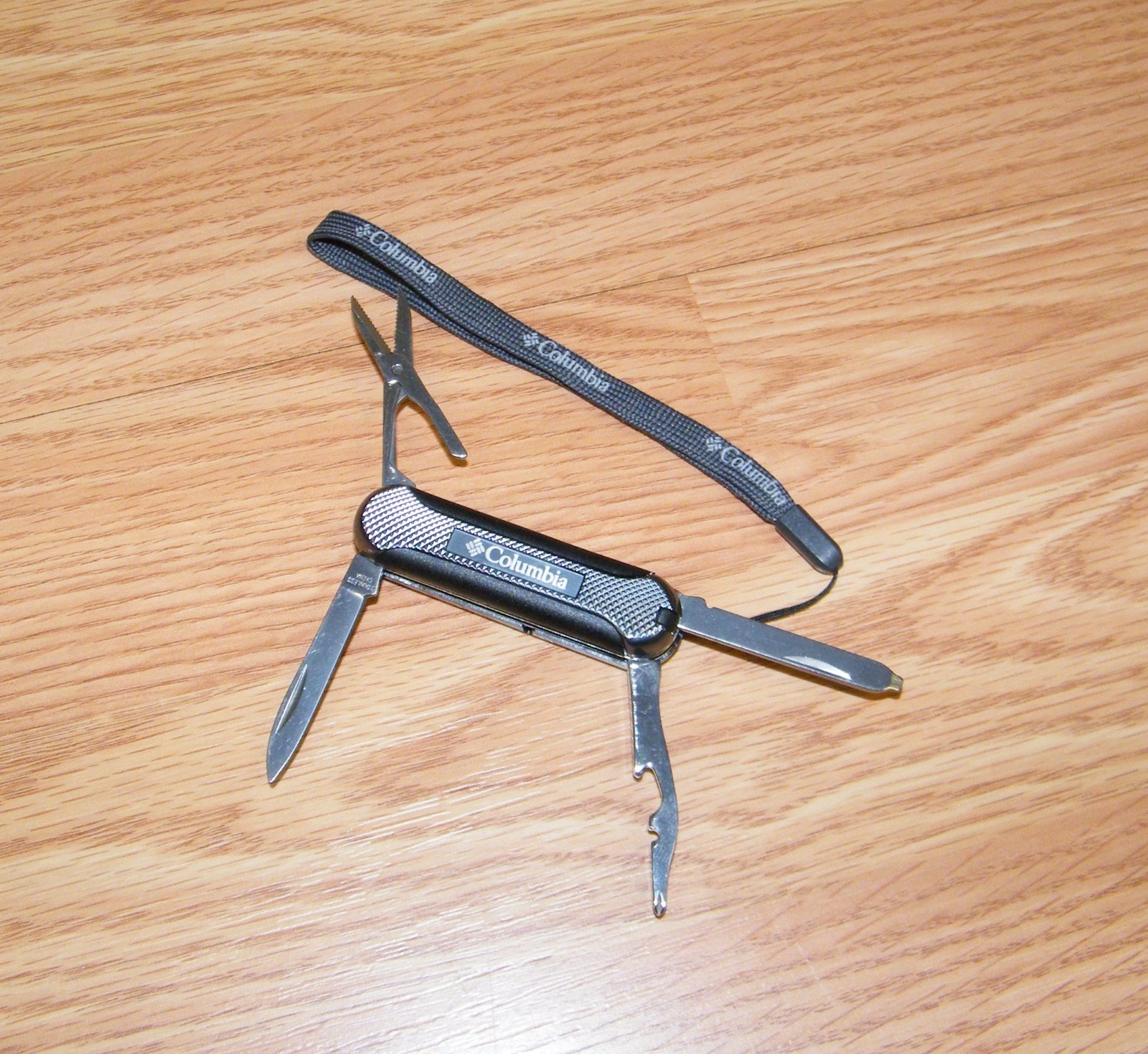 Genuine Columbia 10-Function Tool / Pocket Knife With Red Light **NEW-READ**