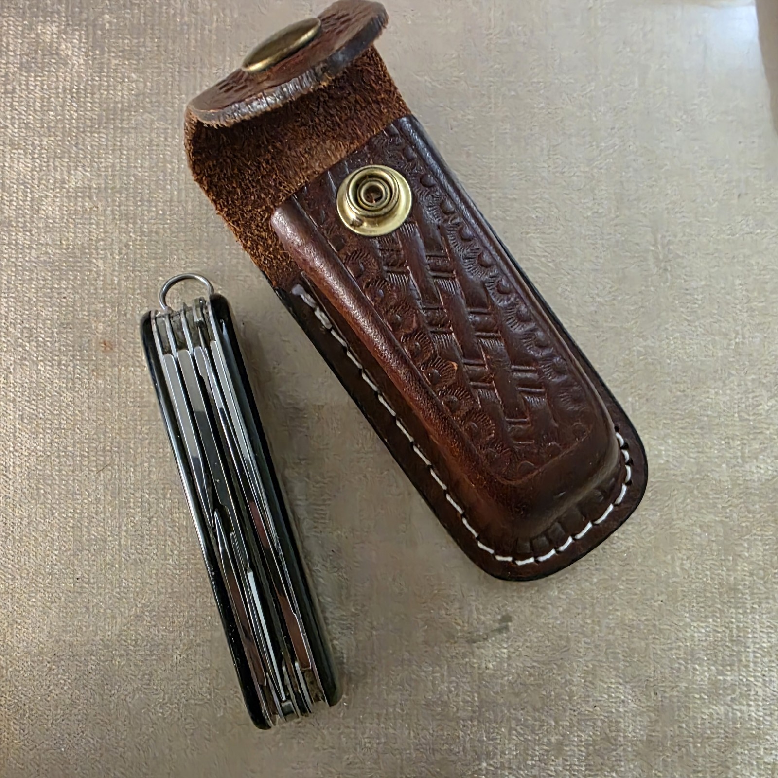 Victorinox Swiss Army Knife Pocketknife Black Handle Leather Pouch Scout Emblem