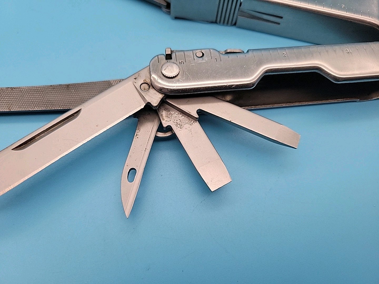 Leatherman Super Tool 300 Multi Tool – Pliers, Screwdrivers, Saw, Knife, File