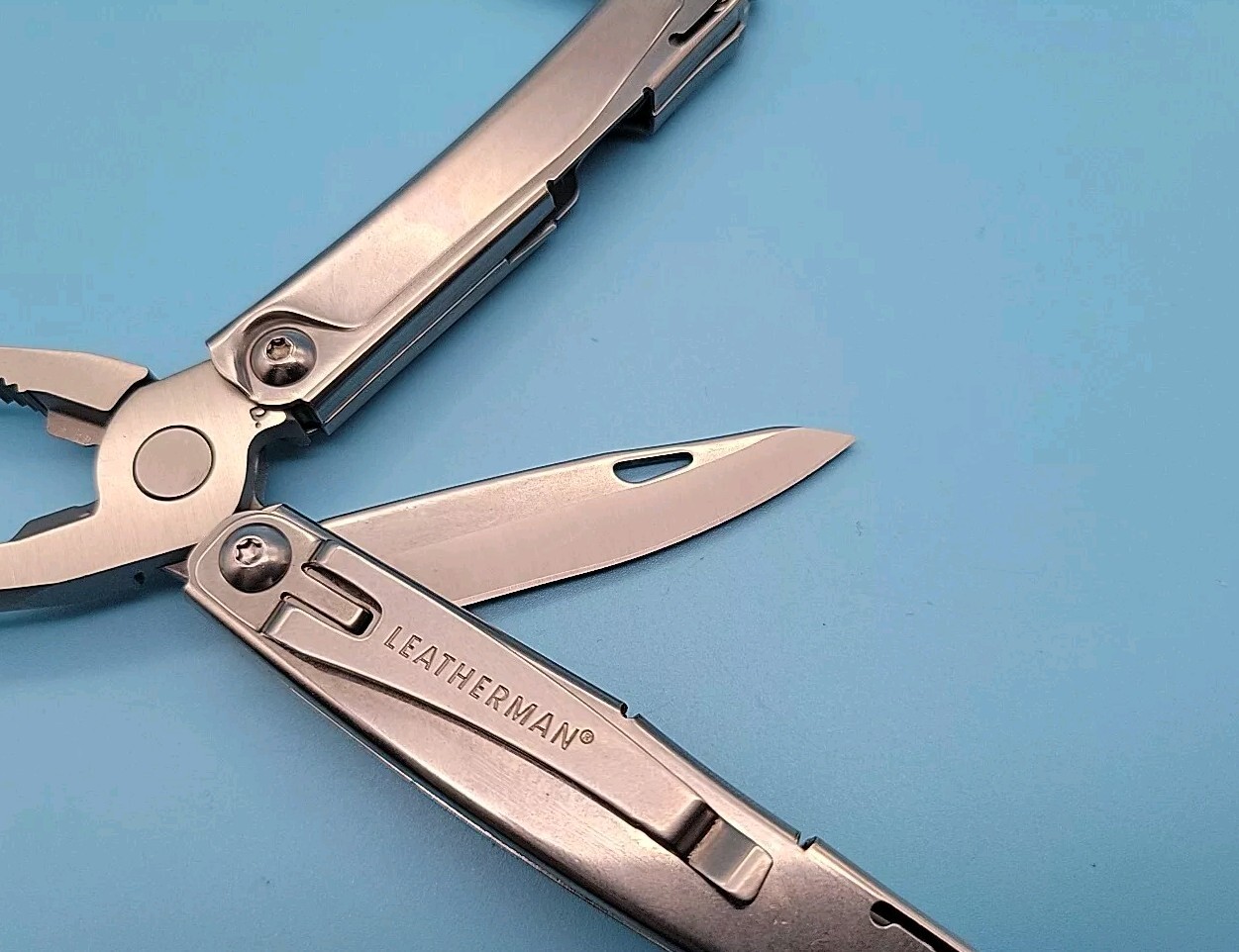 Leatherman Rev Multi-Tool – Pliers, Knife, Screwdrivers, Can Opener, File