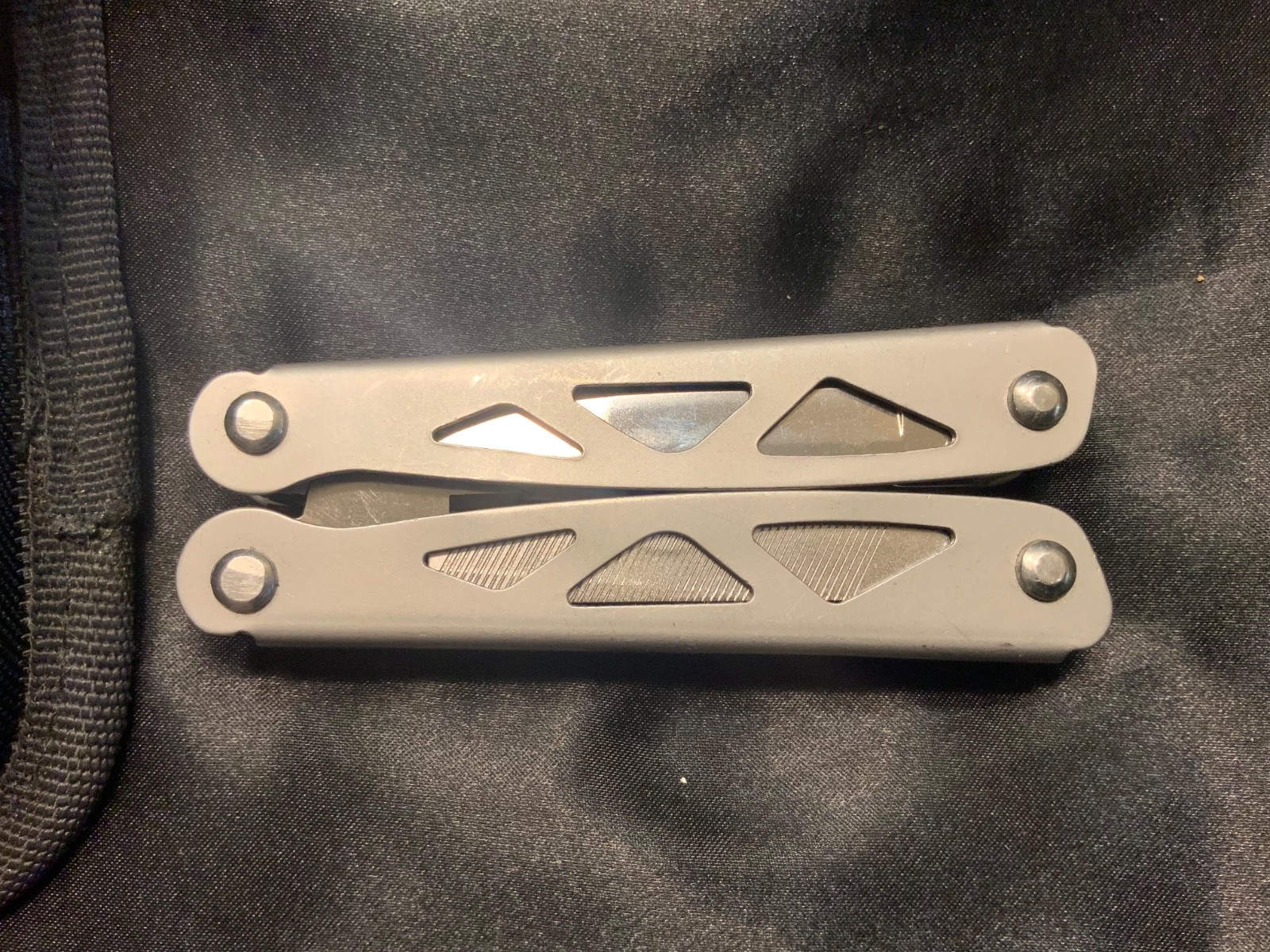 Sheffield utility tool / knife with black pouch
