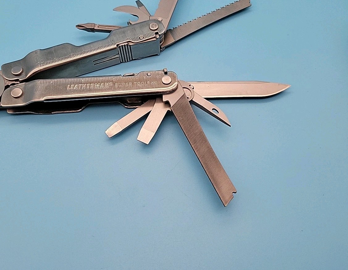 Leatherman Super Tool 300 Multi Tool w/ Sheath – Dated 2018 – Pliers, Knife, Saw