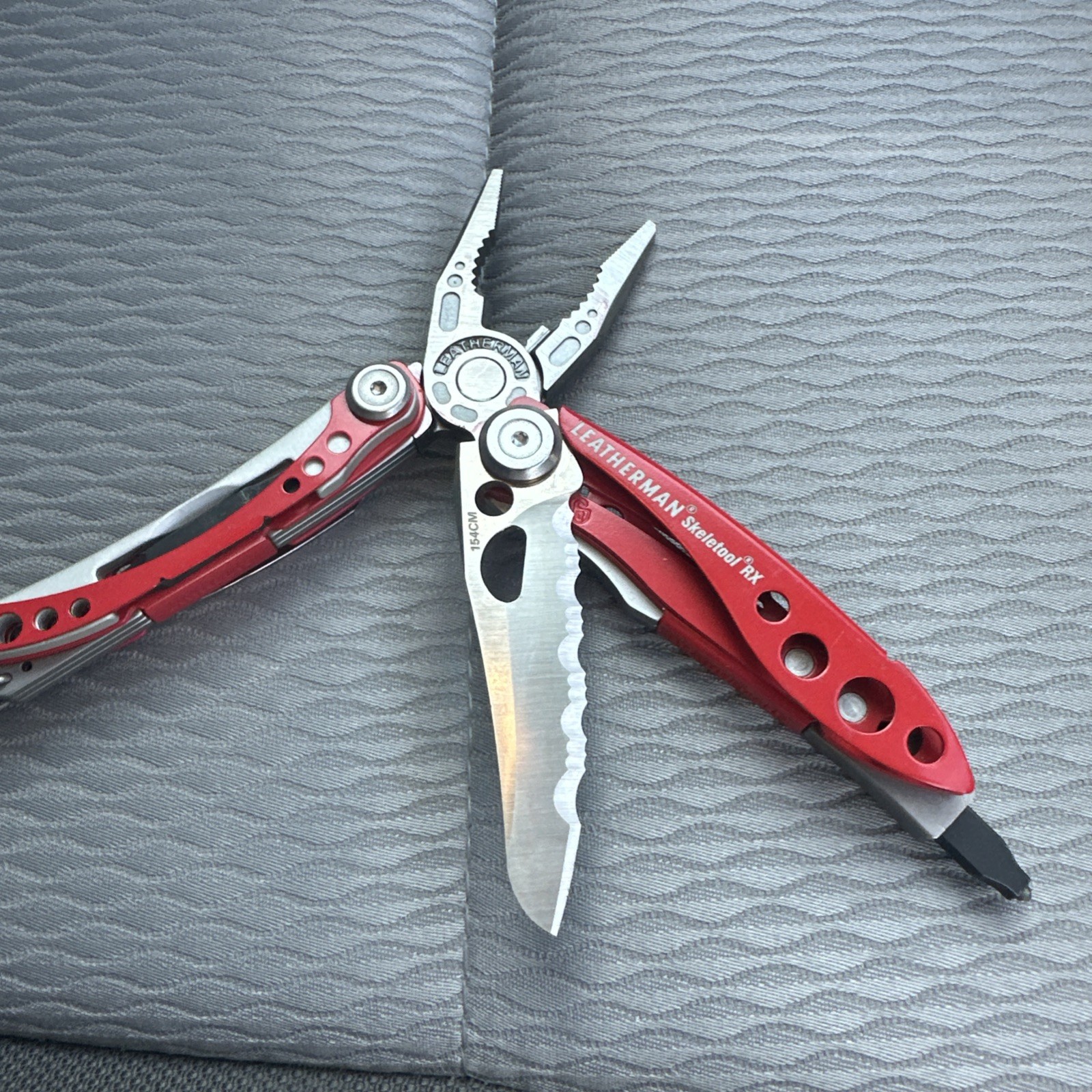 Leatherman Skeletool RX Multi-Tool 154CM Serrated, Rescue Glass Breaker Bit Nice