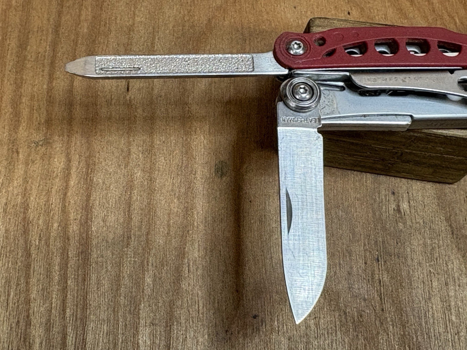 LEATHERMAN STYLE CS Red Multi-Tool Knife File Tweezer Carabiner NEAR MINT!