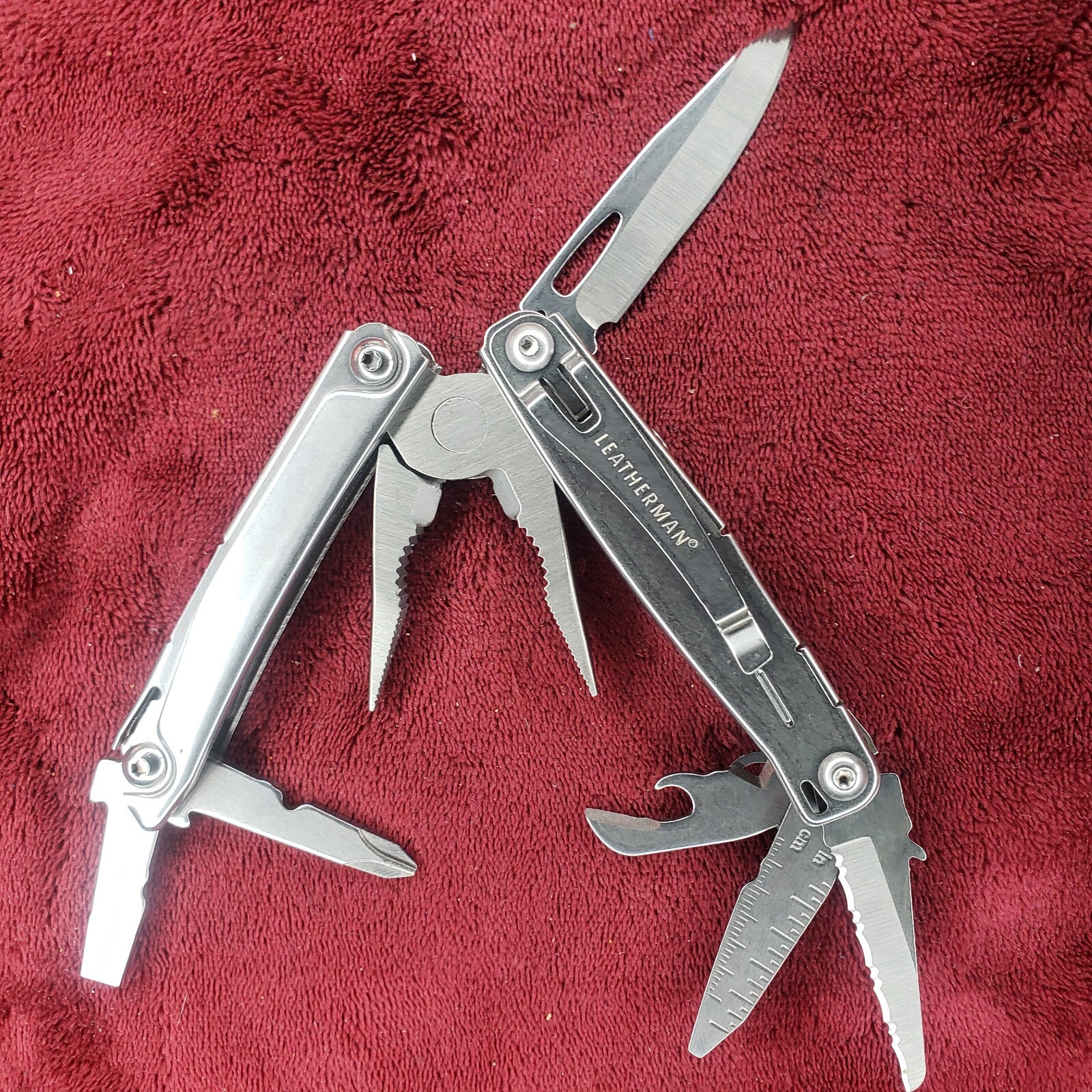 🔪 Leatherman Bolster Multi Tool with Sheath