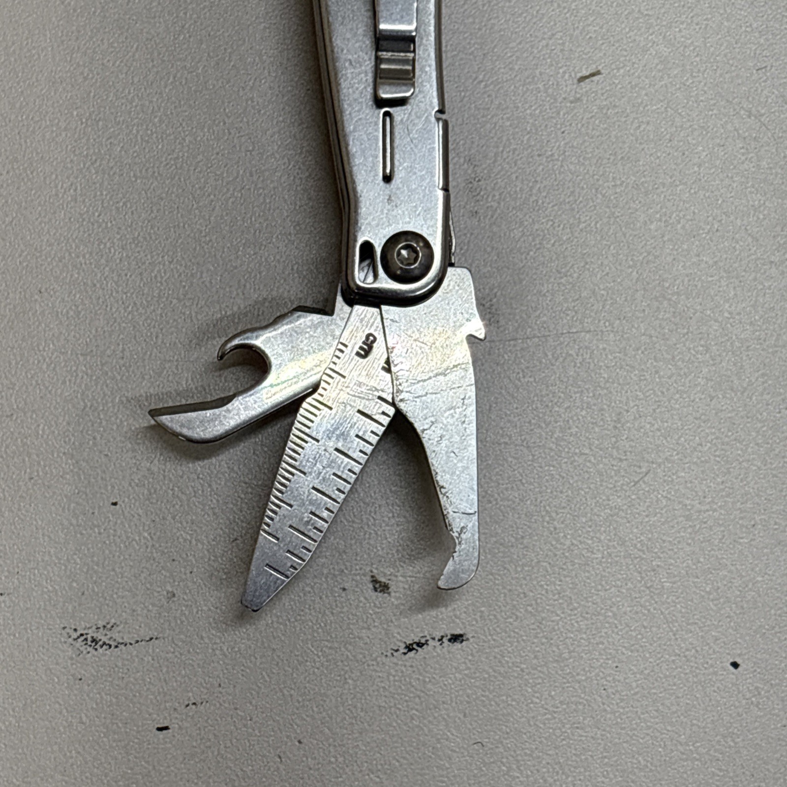 Leatherman Wingman Multitool with 14 tools Needle Nose pliers, wire cutter (038)