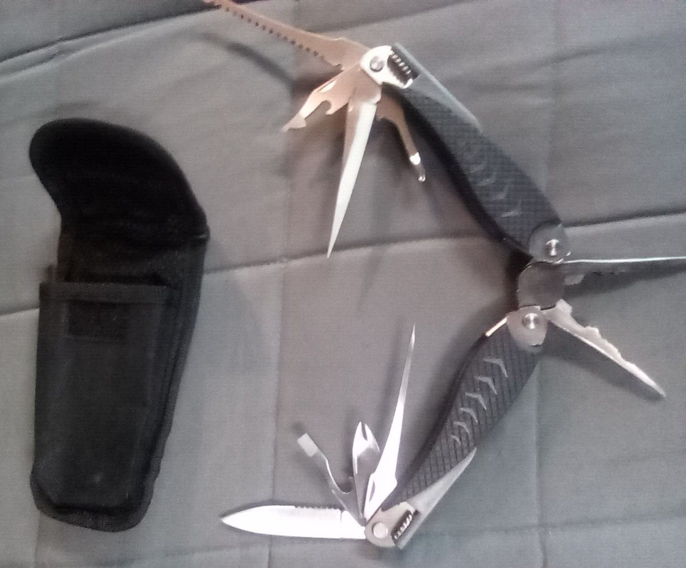 multitool 13 tools plus!!! Nice tool!!! With pouch not a branded item