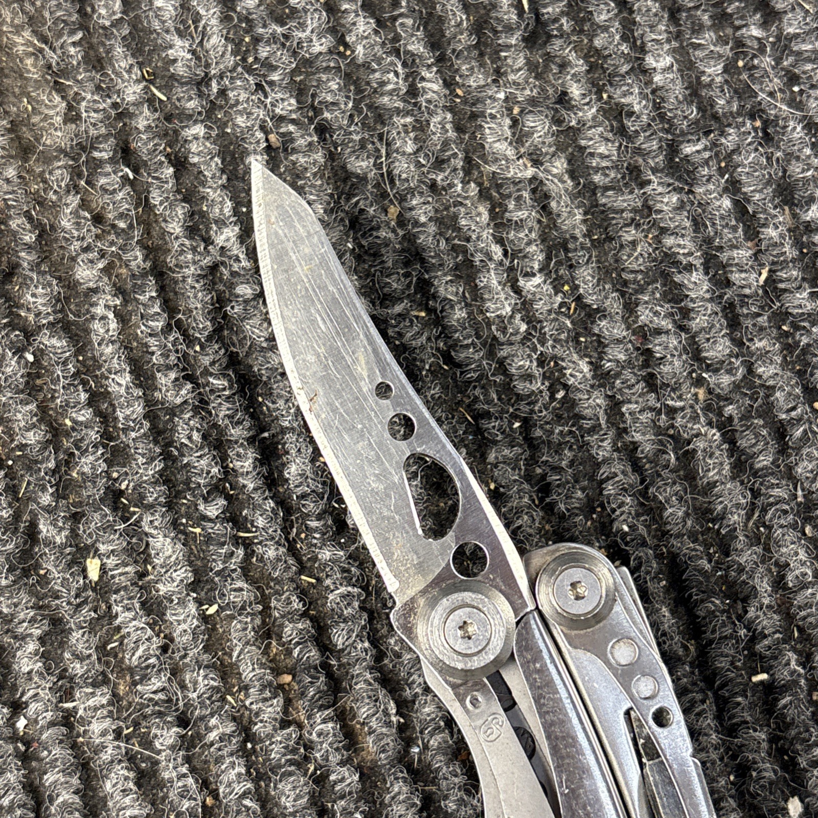 LEATHERMAN Skeletool Multi Tool – Combo Edge Blade Knife Pliers Carabiner (070)