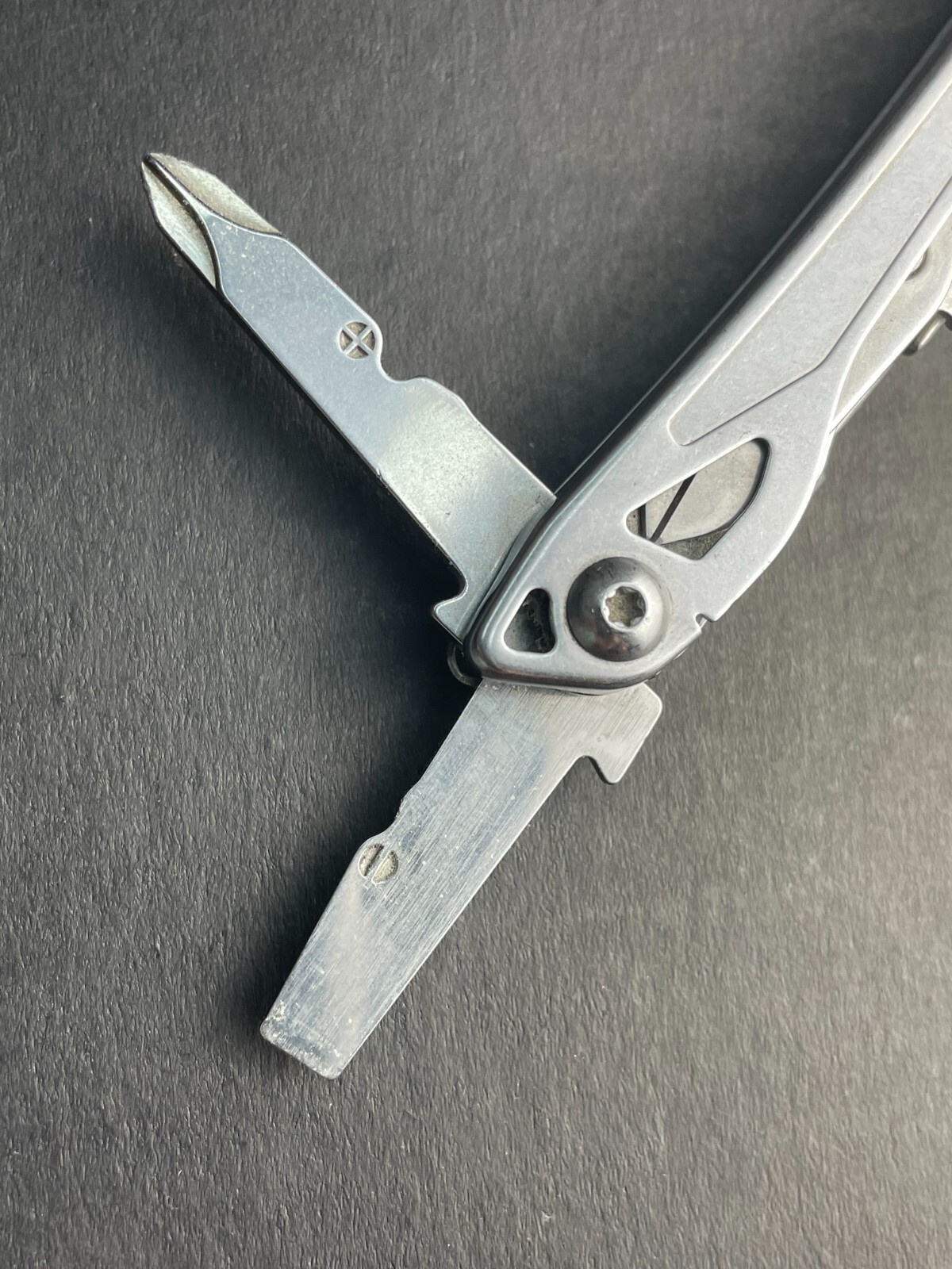 Leatherman Wingman Multitool with 14 tools Needle Nose pliers, wire cutter, etc.