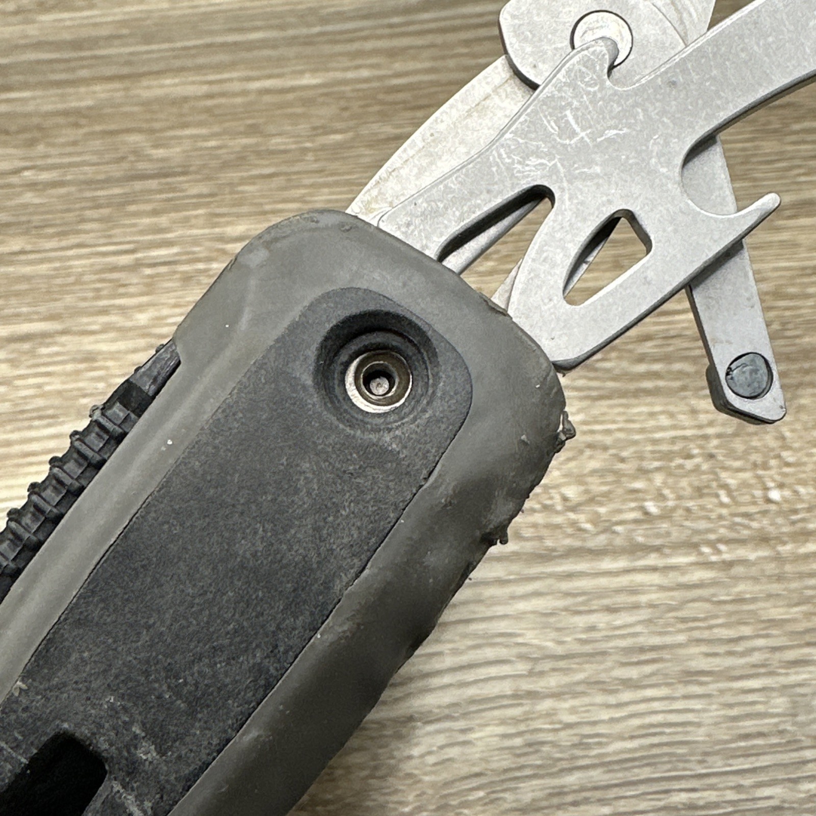 Gerber Radius Multi Tool Ergonomic 8 tool Pliers Knife Screwdriver Multitool