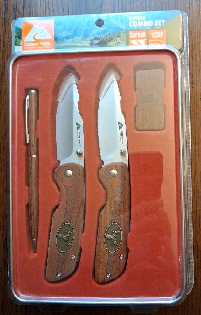 OZARK TRAIL 4 PIECE COMBO SET 2-6.5″ KNIVES DEER TIN MONEY CLIP & PEN NIB