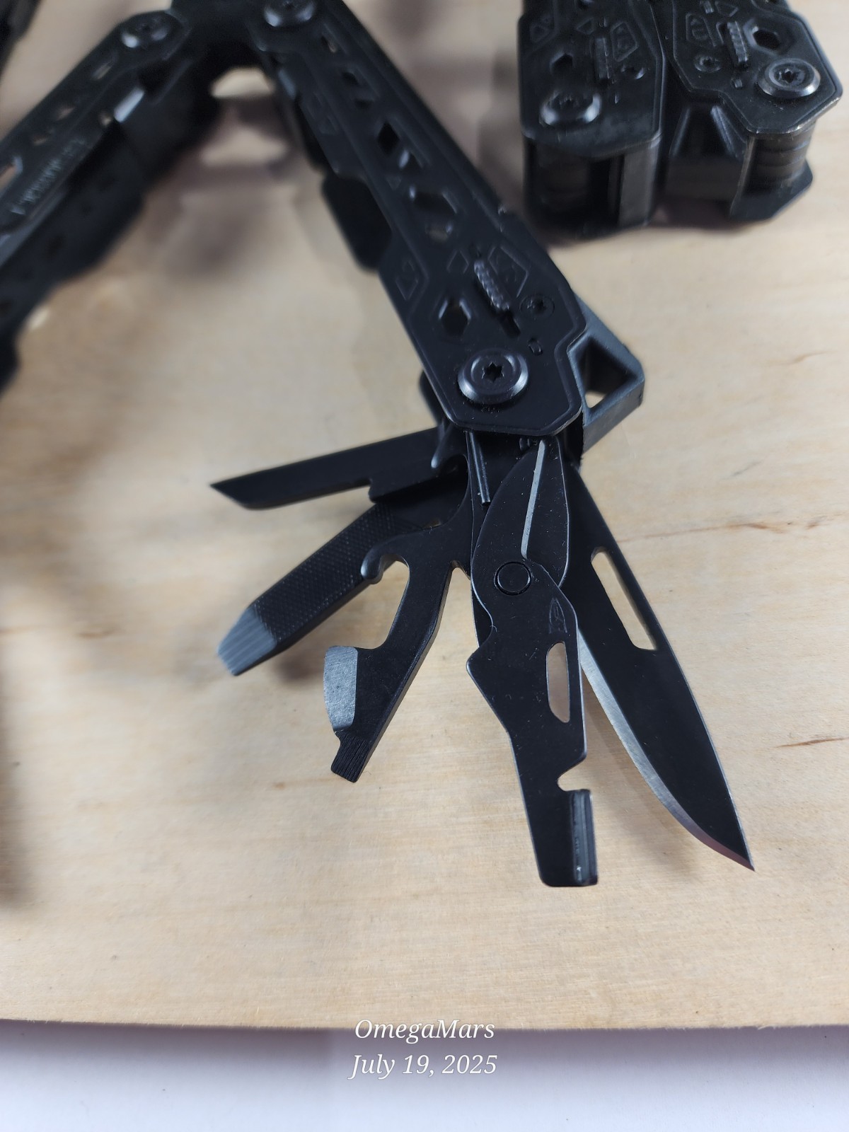 Gerber Truss 17-in-1 Multi Tool One(1) good – great conditions! Black NO Sheath