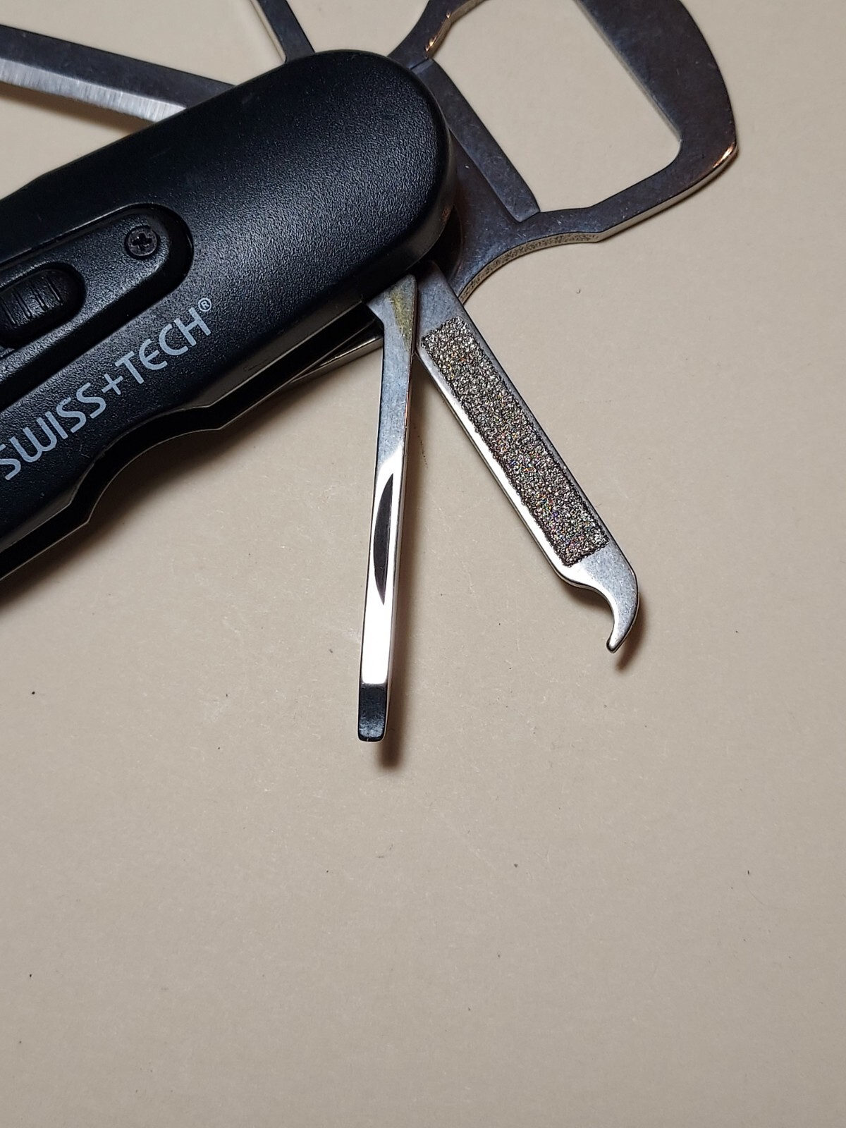 Swiss+Tech Swivel Tool 8-in-1 bottle opener multi tool – light does not work